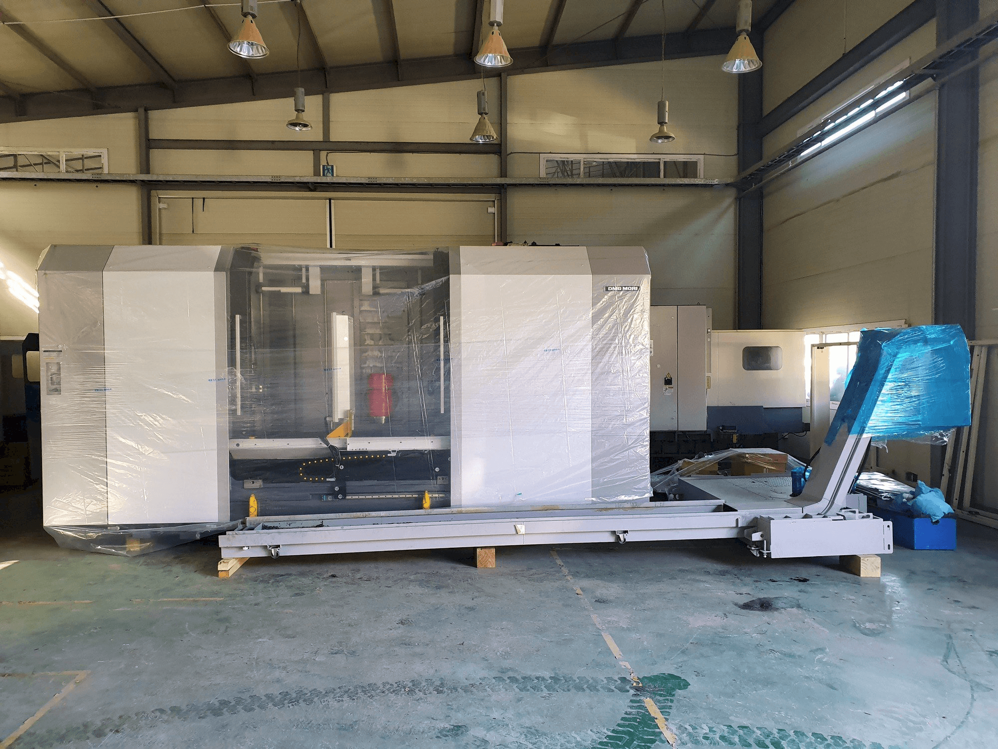 Koneen DMG MORI NT4300DCG/1500 etunäkymä