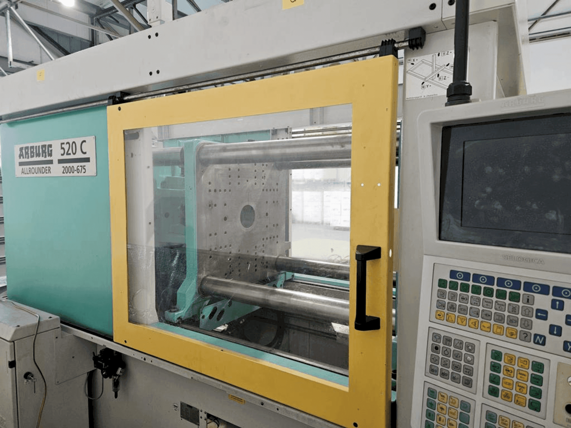 Koneen Arburg Allrounder 520 C 2000-675 etunäkymä