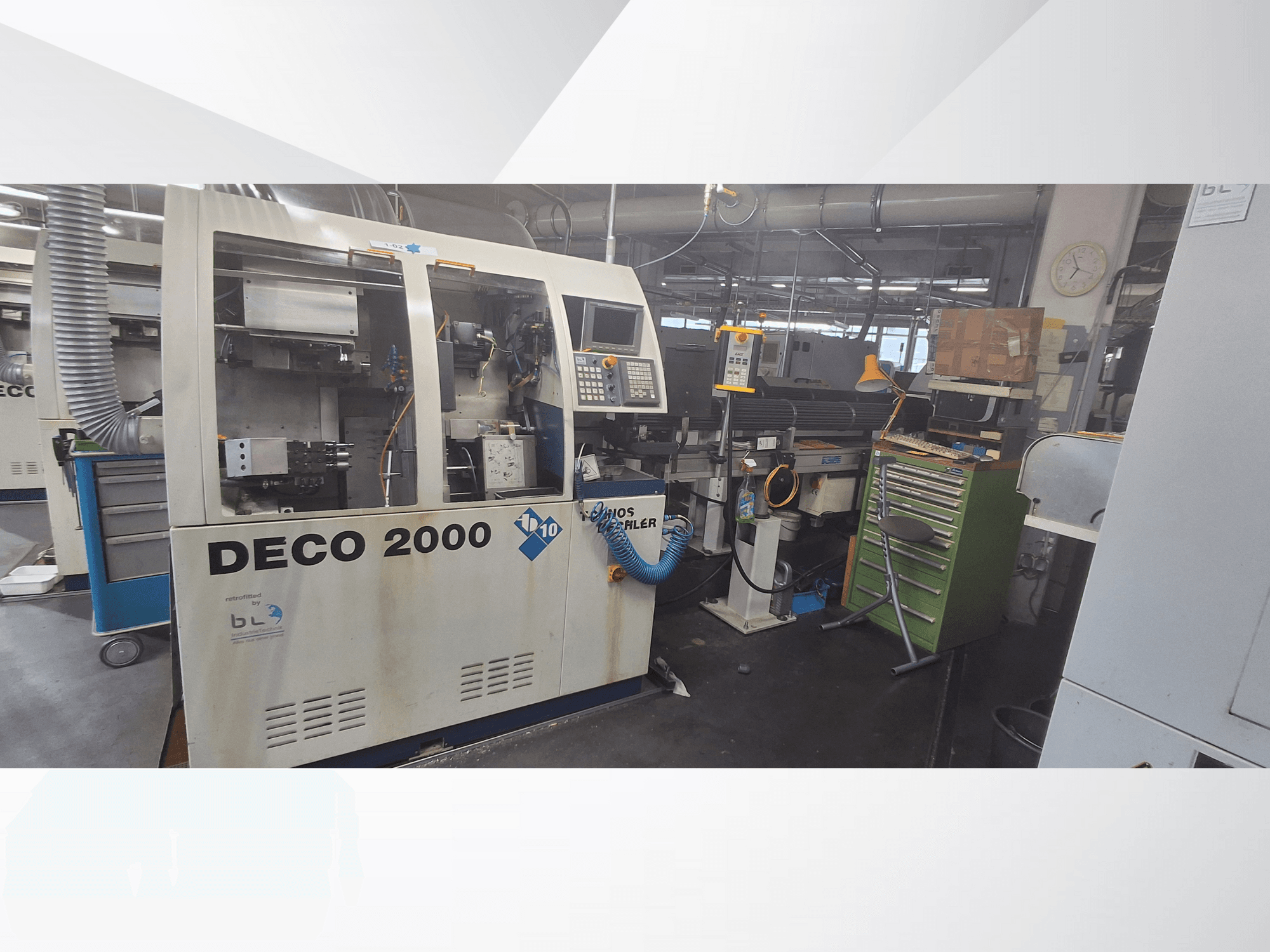 DECO 2000 -kone edestä katsottuna, jossa on ohjauspaneeli, putkia ja työkalujen ja laatikoiden sekainen työtila.
