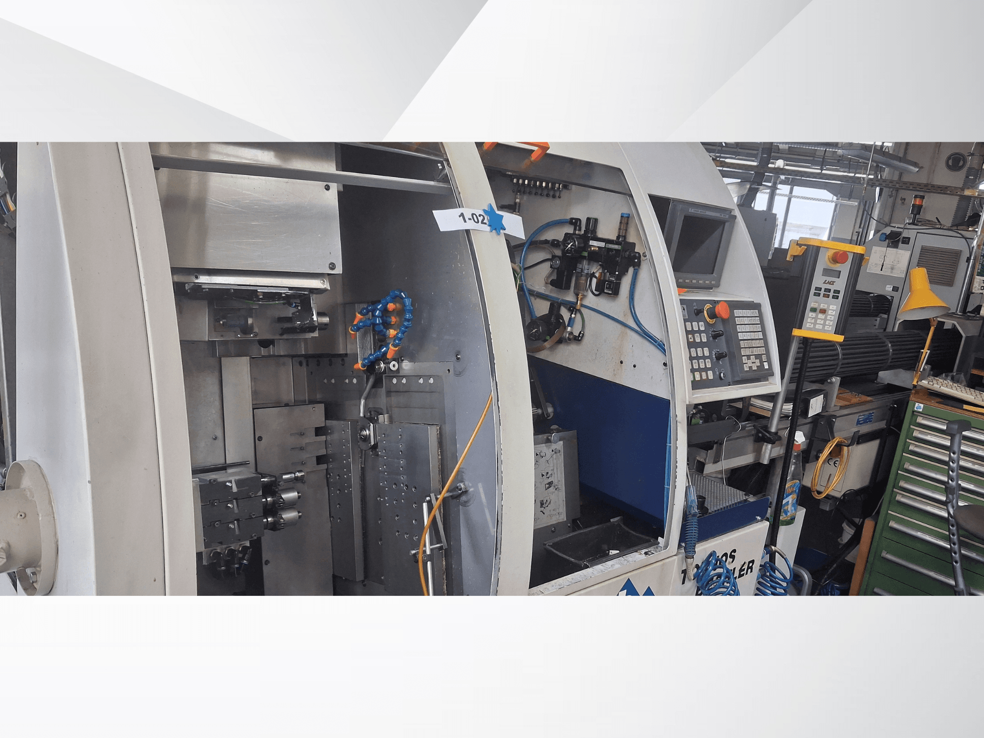 Sveitsiläistyyppinen sorvauskone TORNOS DECO 2000-10, etukuva, jossa näkyy ohjauspaneeli, pyöritysmekanismi ja sisäiset asetukset.