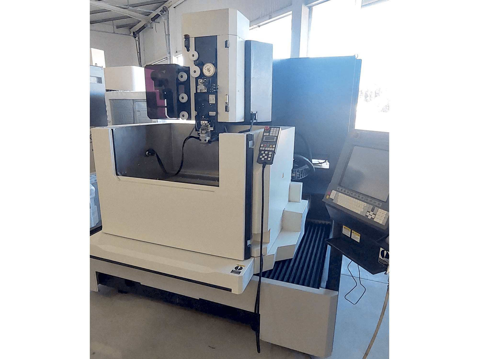 Koneen Makino DUO 64 etunäkymä