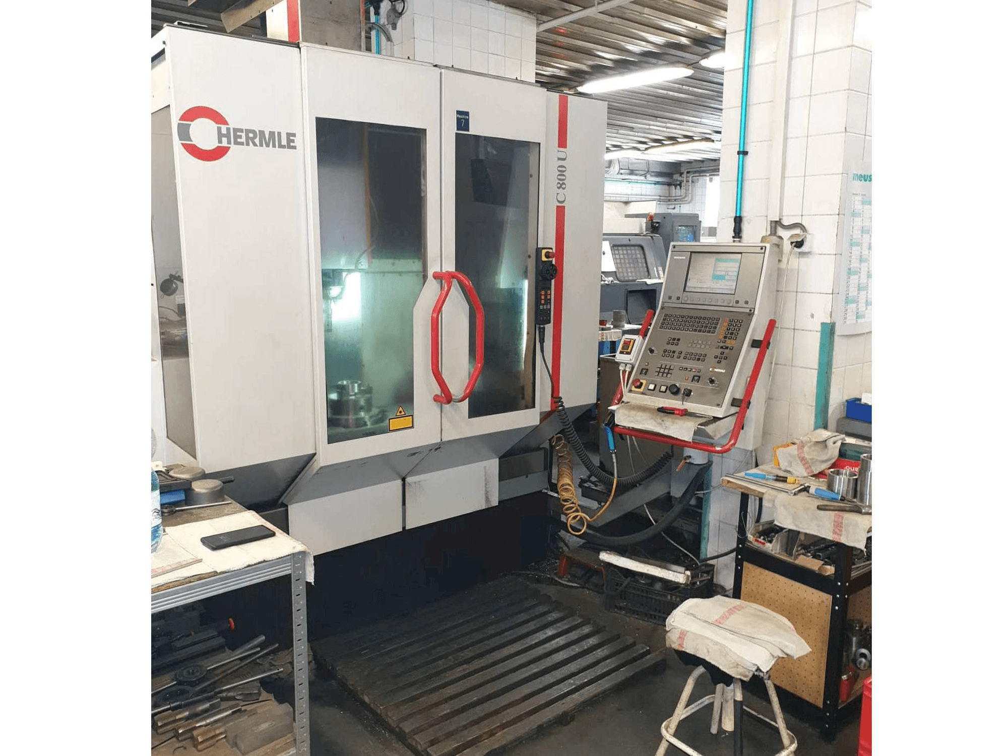 Koneen HERMLE C800 U etunäkymä