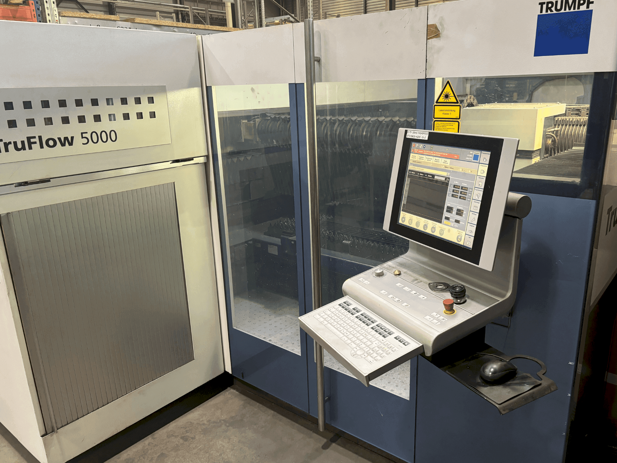 Koneen TRUMPF TruLaser 3030 etunäkymä