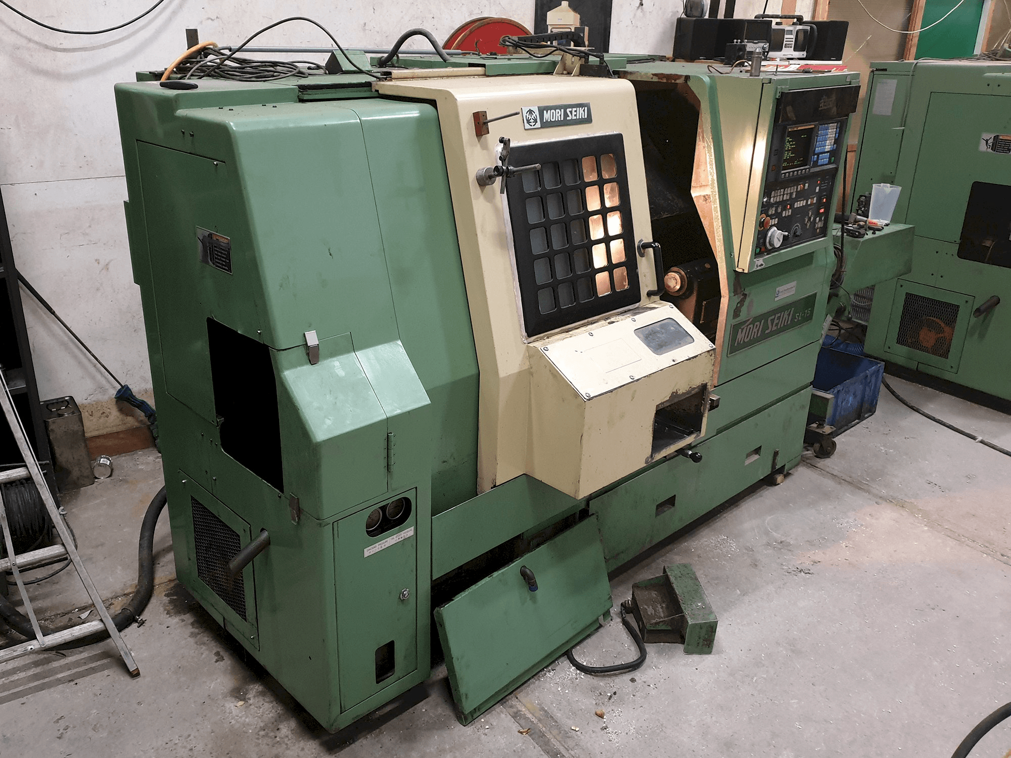 Koneen MORI SEIKI vasen näkymä SL-15