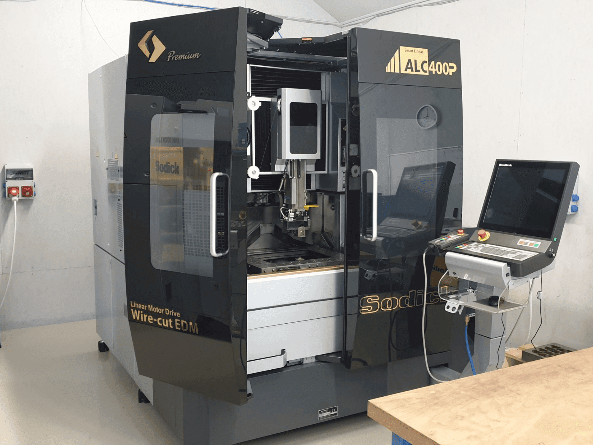 Koneen Sodick SODICK ALC400P etunäkymä