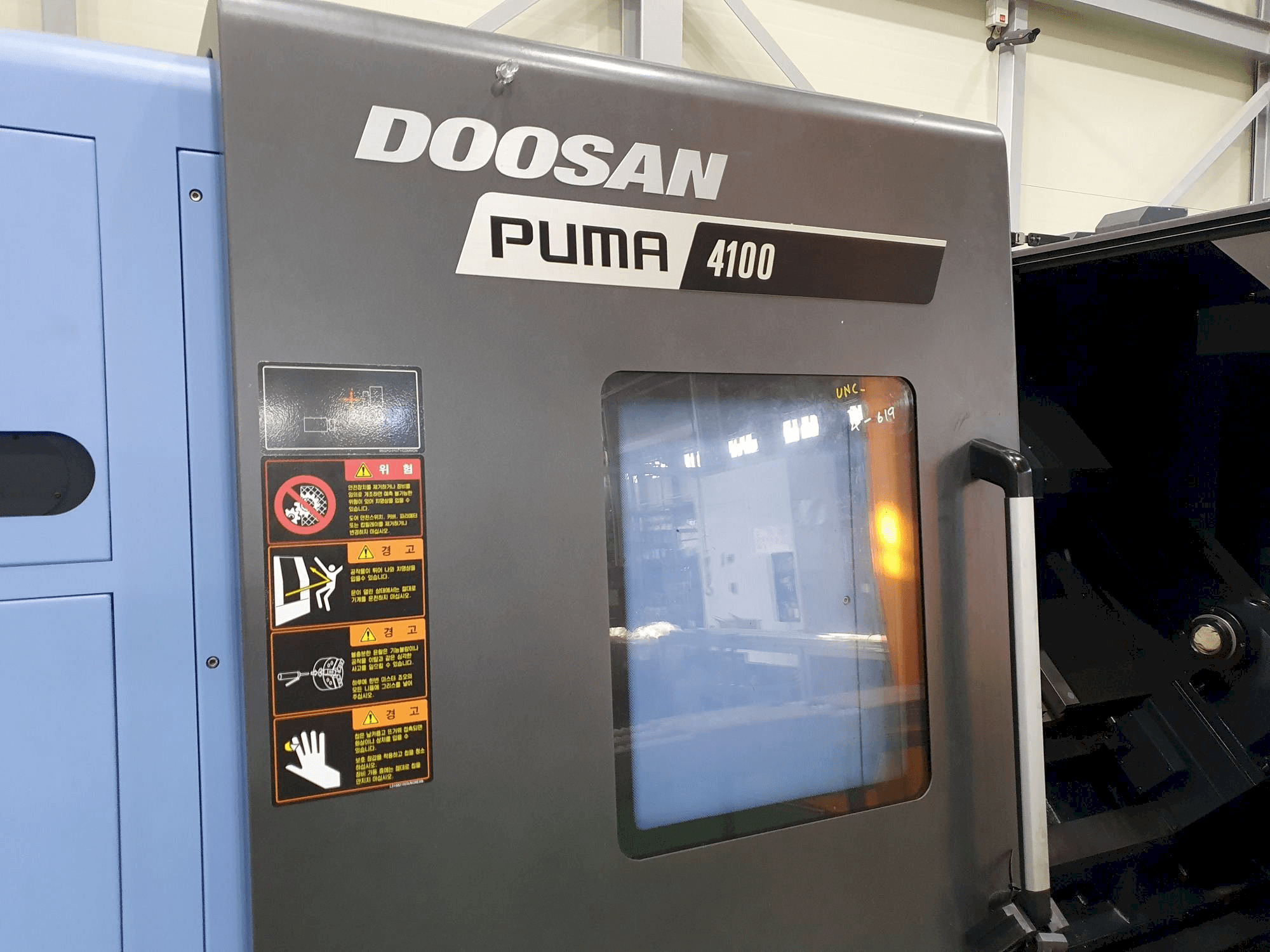 Koneen Doosan PUMA 4100B etunäkymä