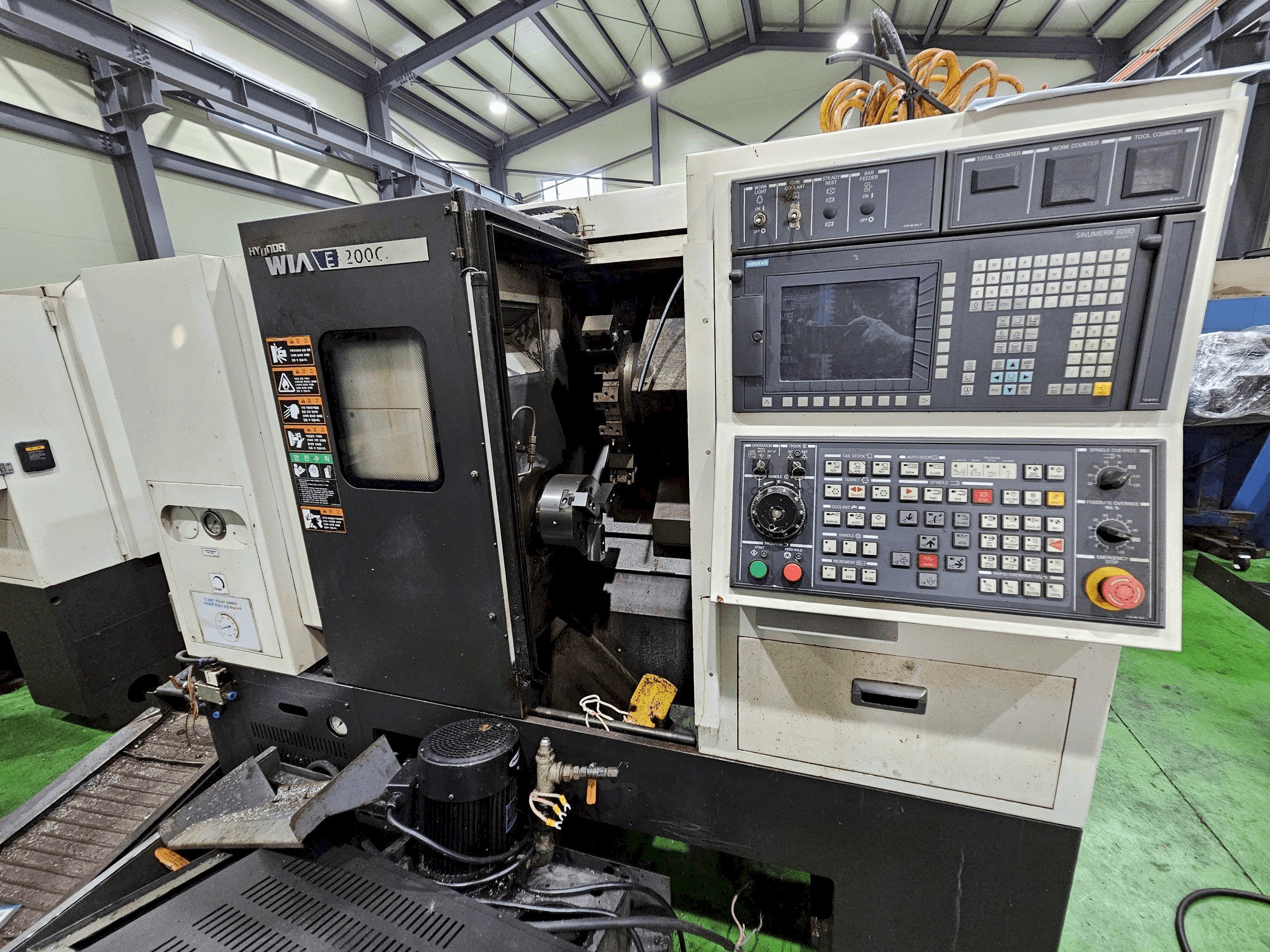 Koneen Hyundai Wia E200C etunäkymä