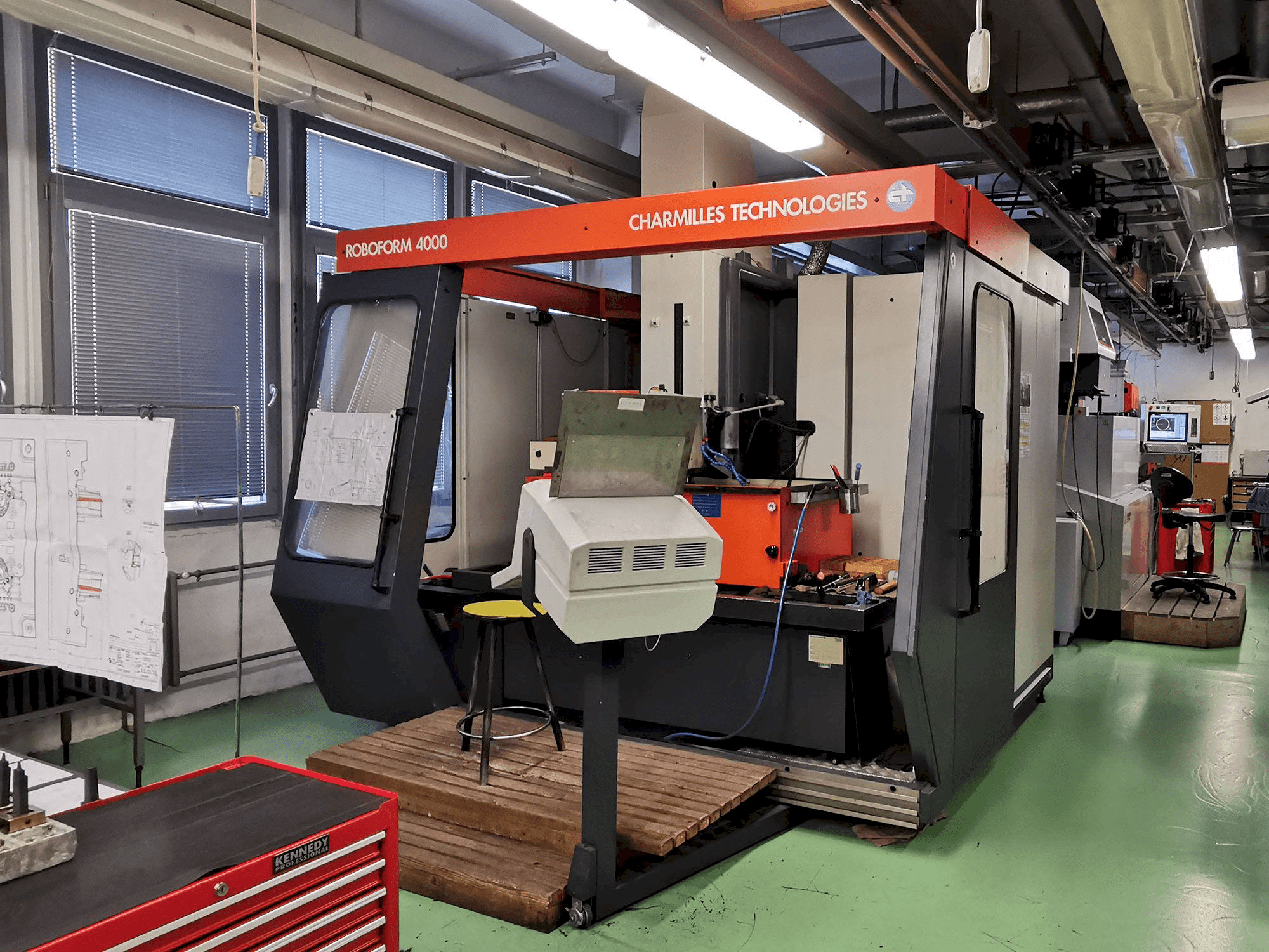 Koneen CHARMILLES Roboform 4000 etunäkymä