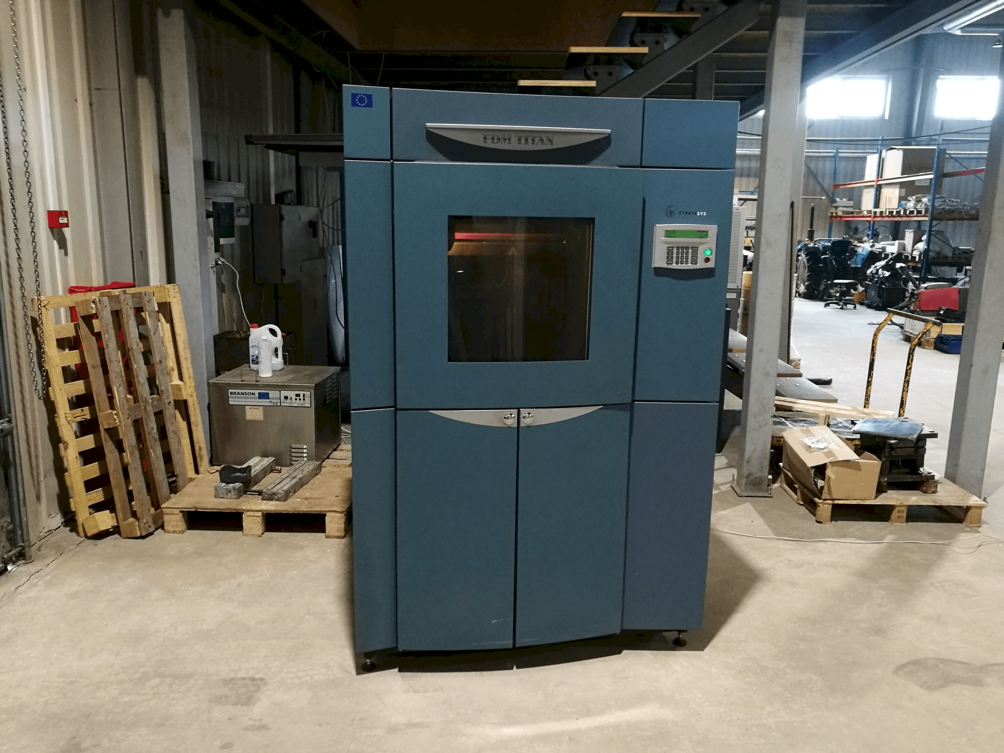 Koneen Stratasys FDM Titan etunäkymä