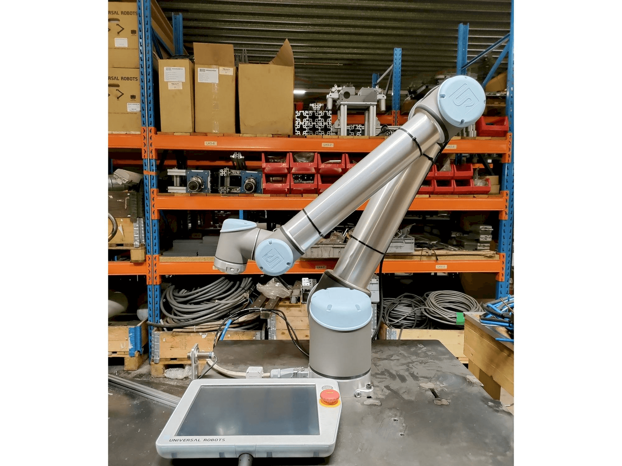 Koneen Universal Robots UR10 etunäkymä