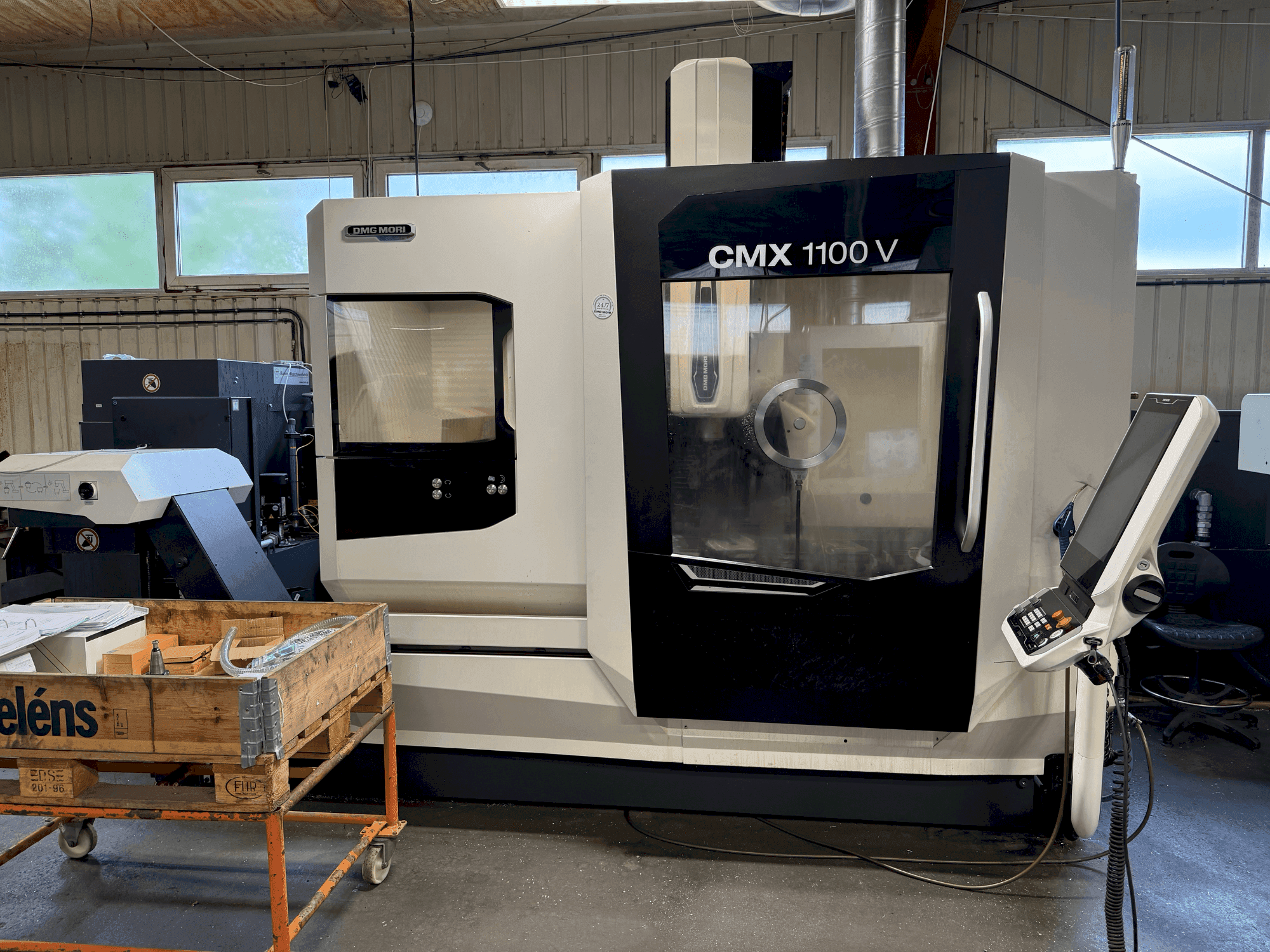 Koneen DMG MORI CMX 1100 V (2022) etunäkymä