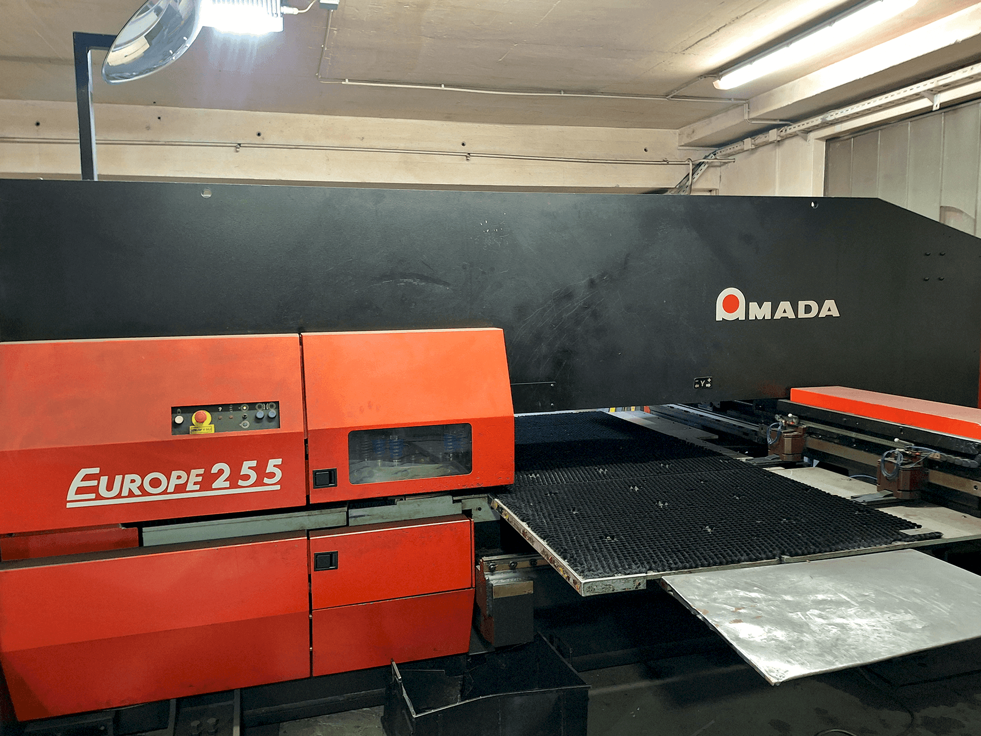 Koneen AMADA EUROPE 255 CNC etunäkymä