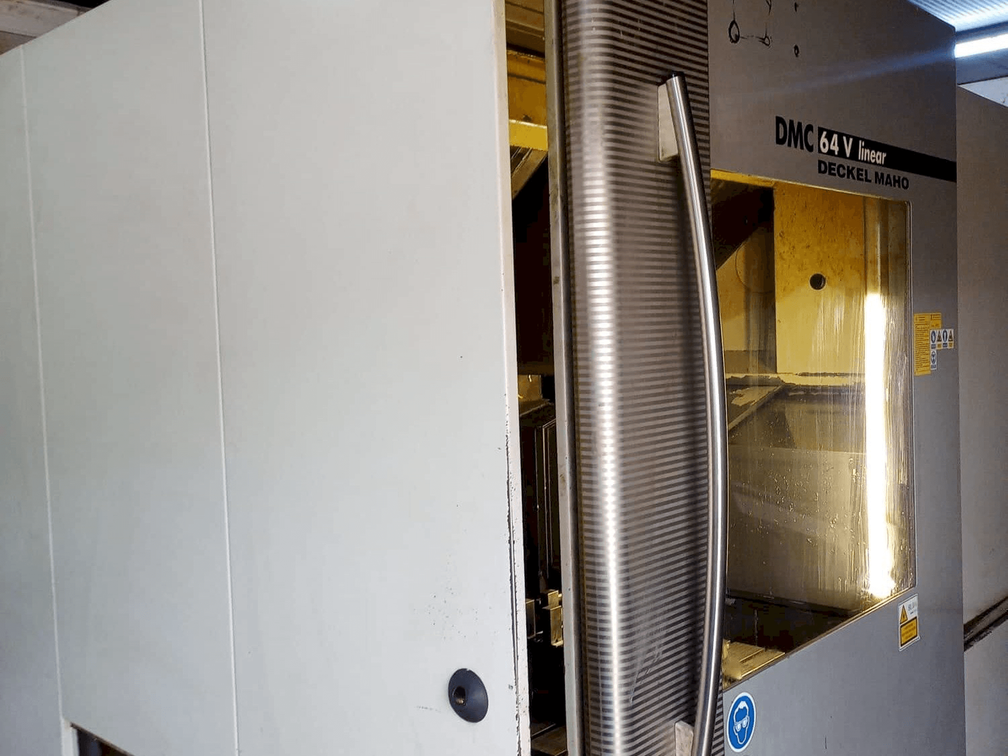 Koneen DECKEL MAHO 64v Linear etunäkymä