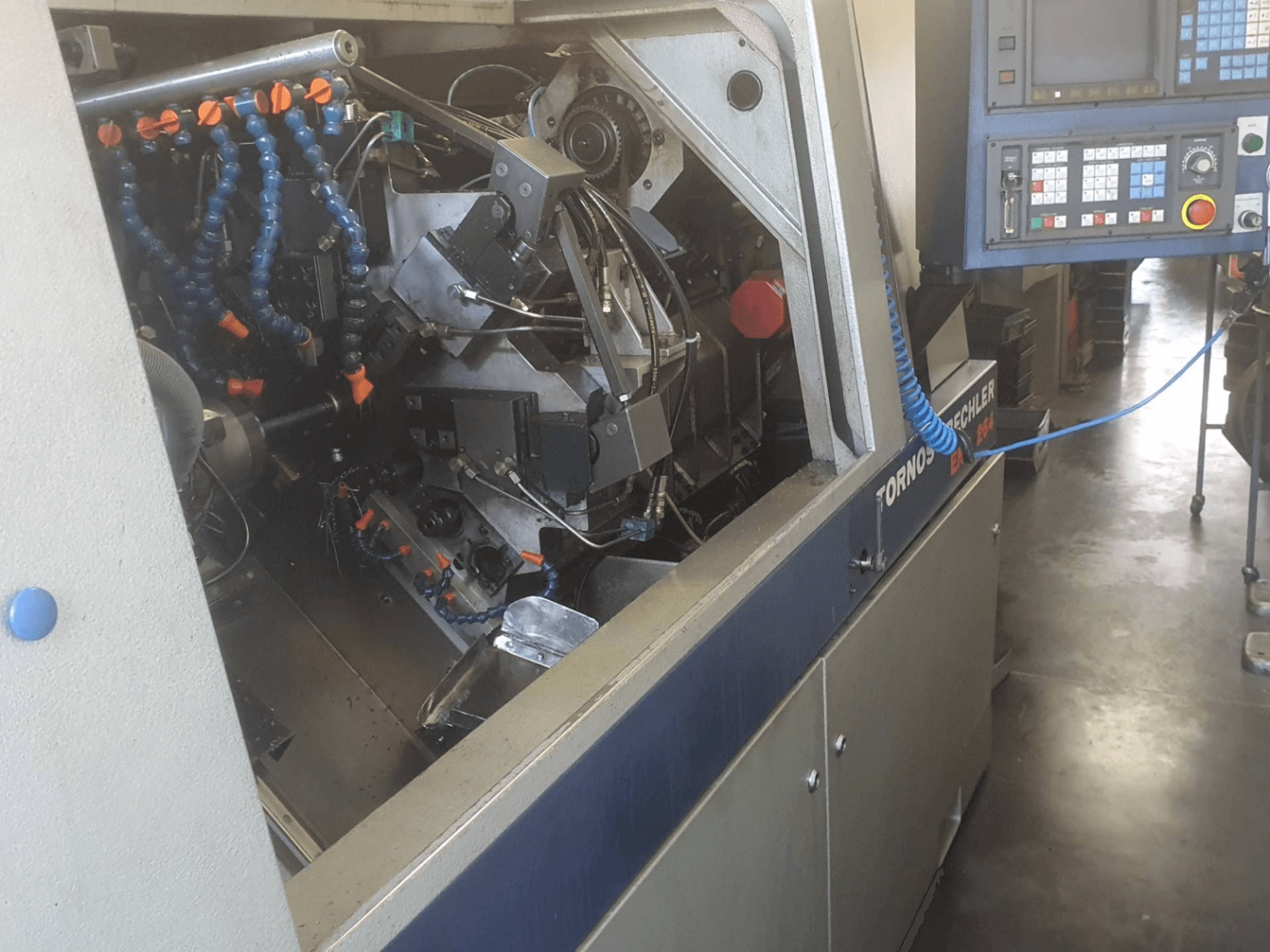 Koneen Tornos-Bechler ENC 264 etunäkymä