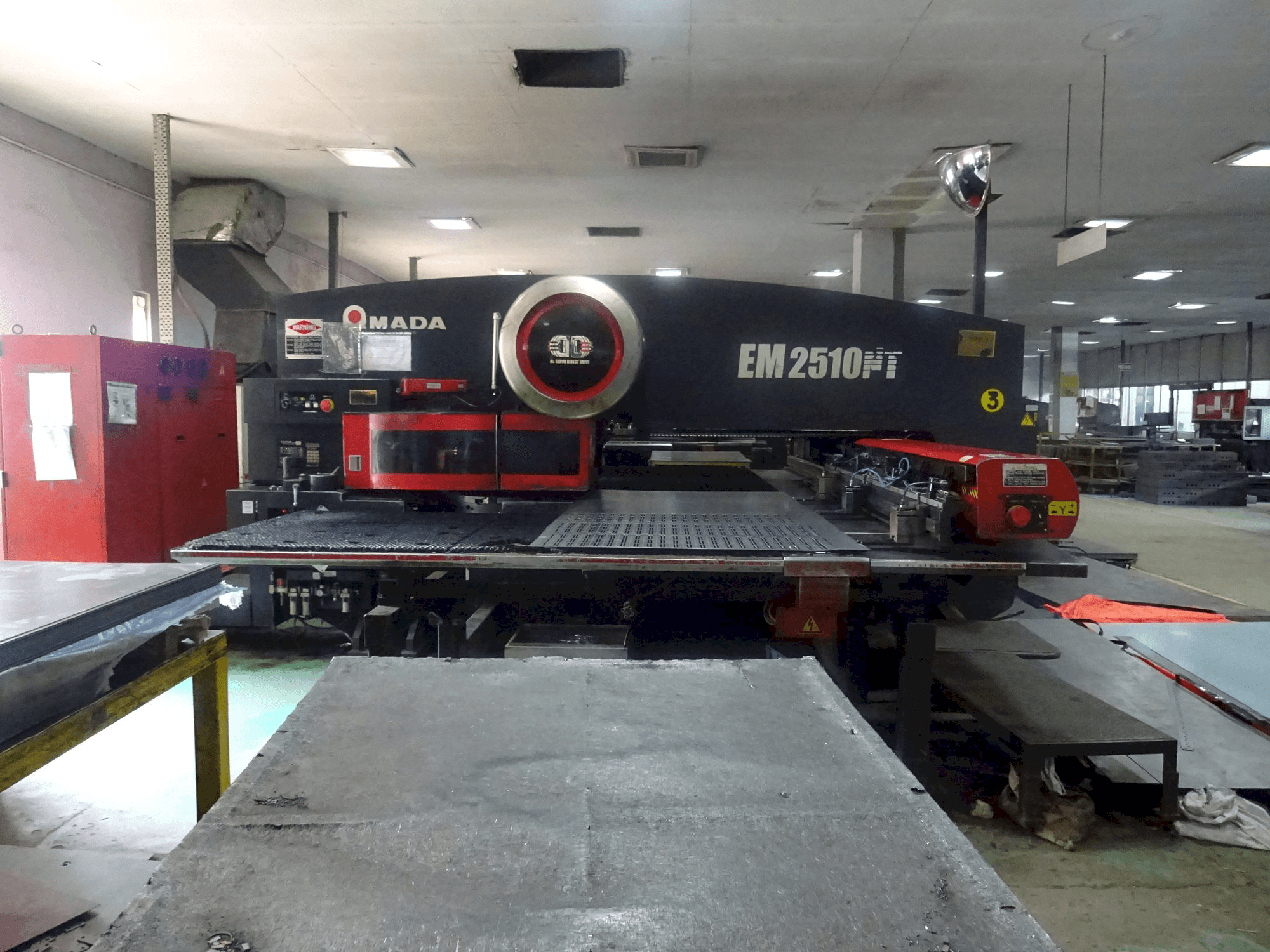 Koneen AMADA EM 2510 NT etunäkymä