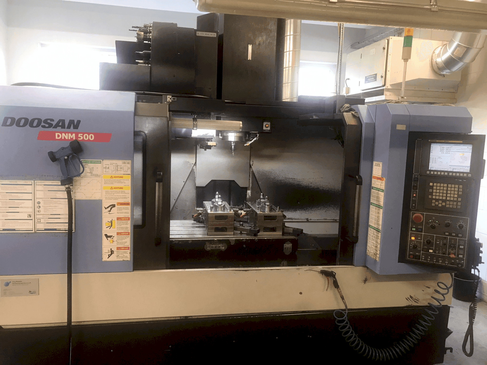 Koneen DOOSAN DNM 500 etunäkymä