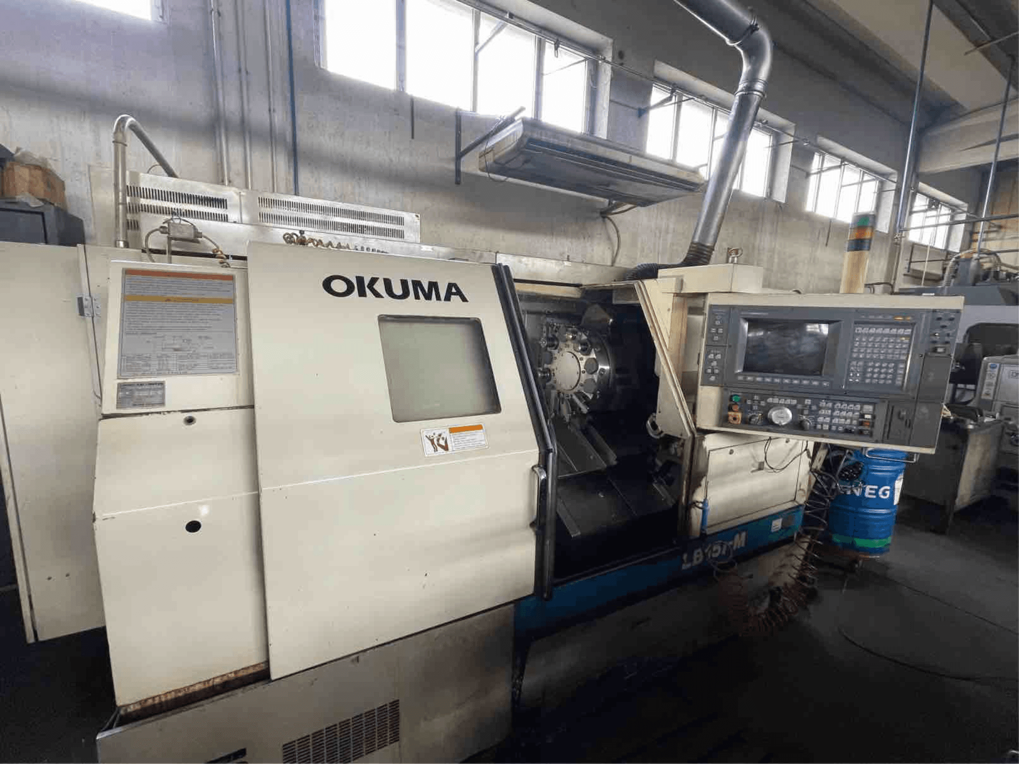 Okuma LB15i-M vaakasuora sorvauskone, etukuva; ohjauspaneeli ja leikkuutyökalualue yksityiskohtaisilla indikaattoreilla.
