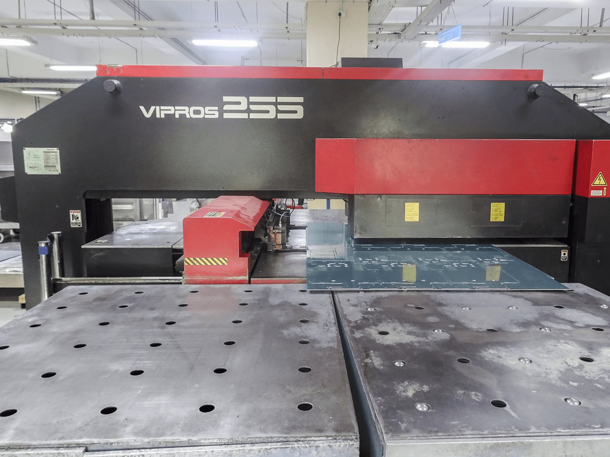 Koneen AMADA etunäkymä Vipros 255