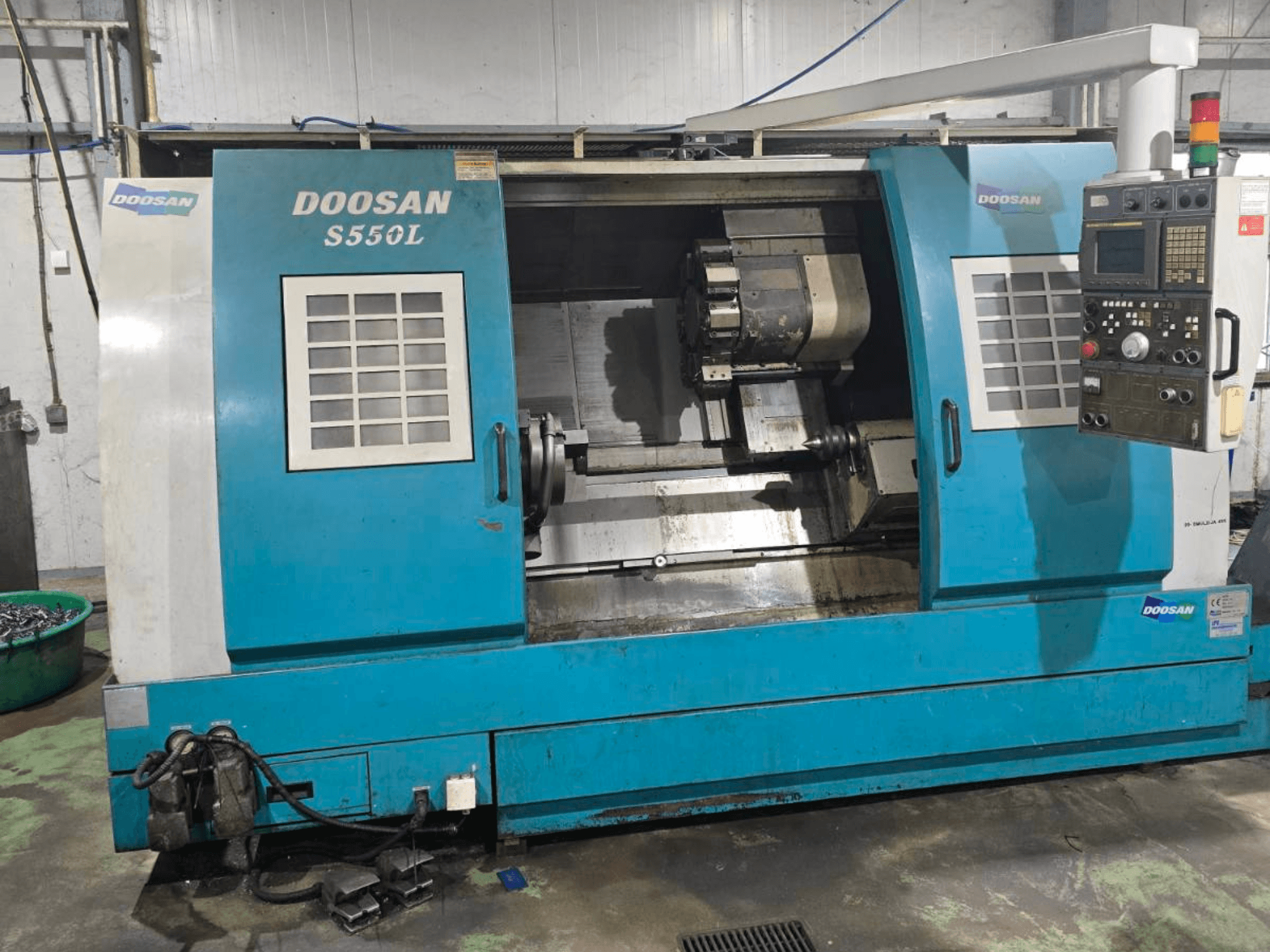 DOOSAN S550L vaakasuora sorvauskone sivukuvassa, jossa on ohjauspaneeli ja sorvin sänky, ihanteellinen tarkkuustyöstöön.