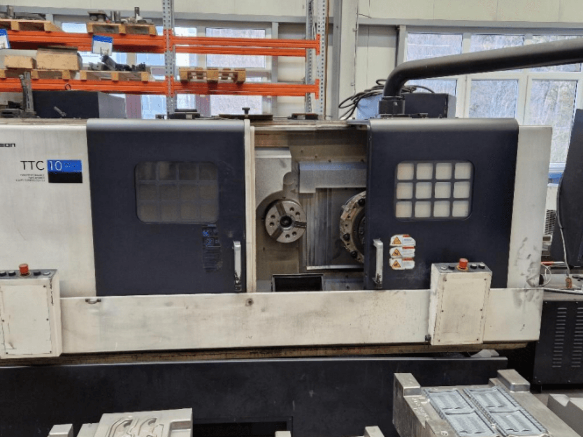 TTC 10 -sorvinkoneen etukuva, jossa näkyy ohjauspaneeli, näkyvissä olevat ruuvipuristimet ja työtila, jossa on metalliosia.