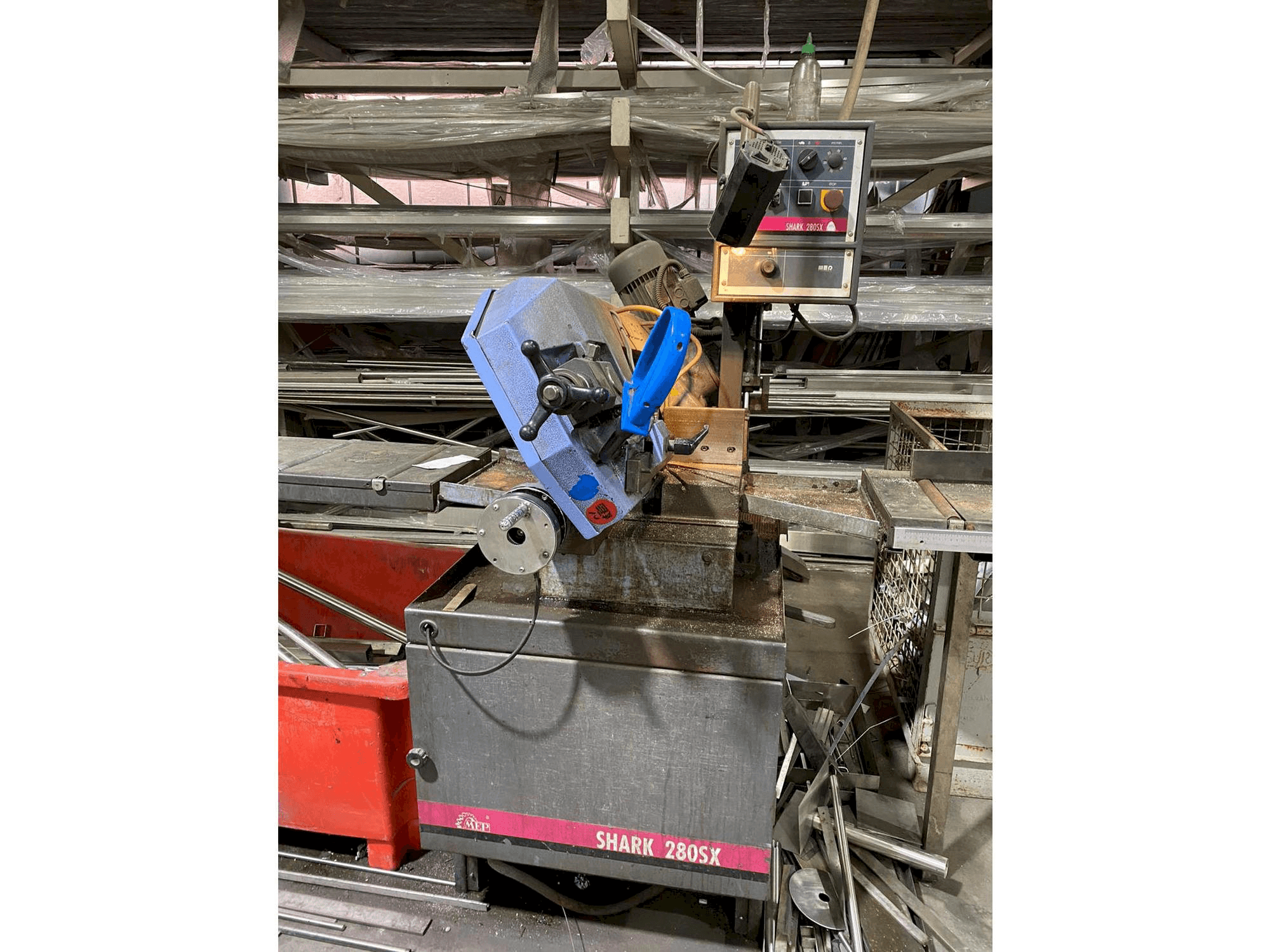 Koneen Nisshinbo MAP-750 etunäkymä