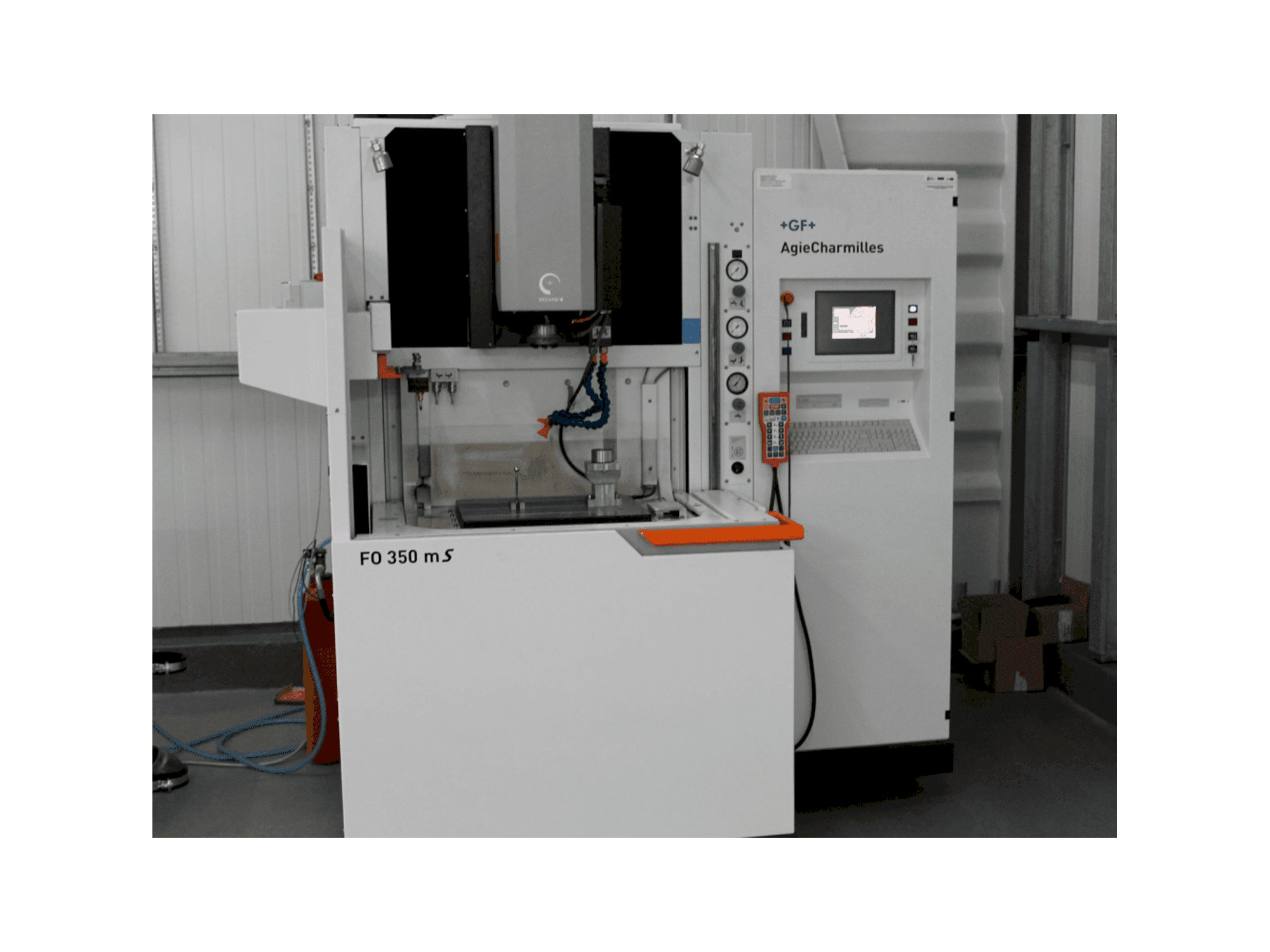 Koneen AgieCharmilles FO350MS etunäkymä