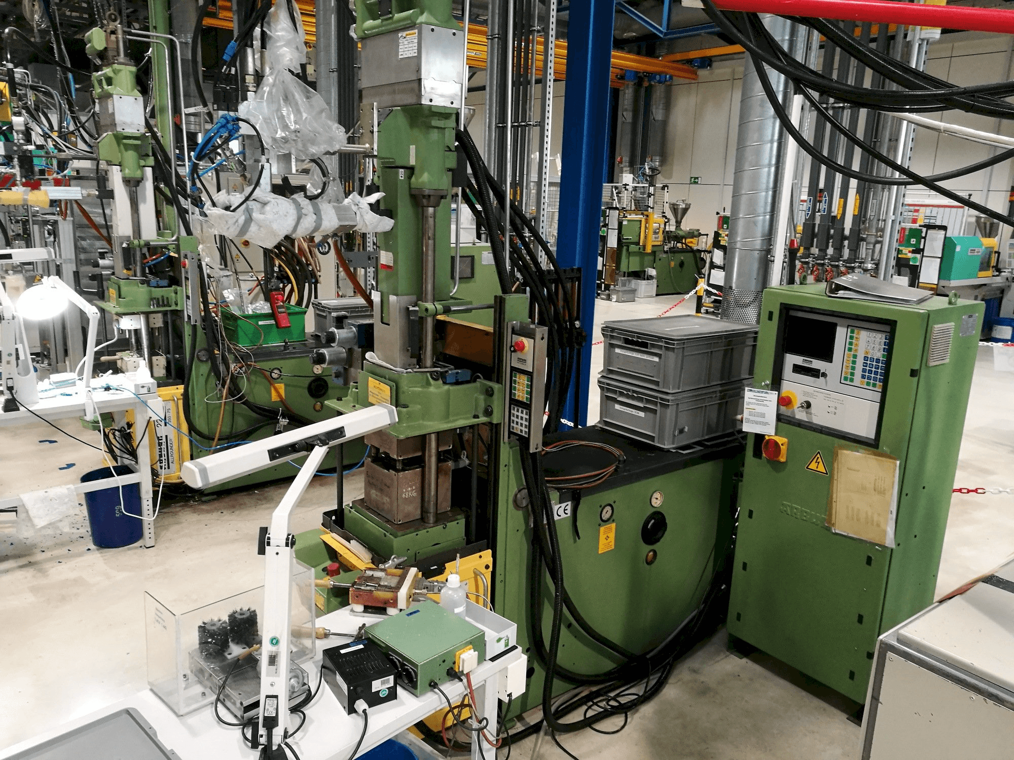 Koneen Arburg 221M-350-75U etunäkymä