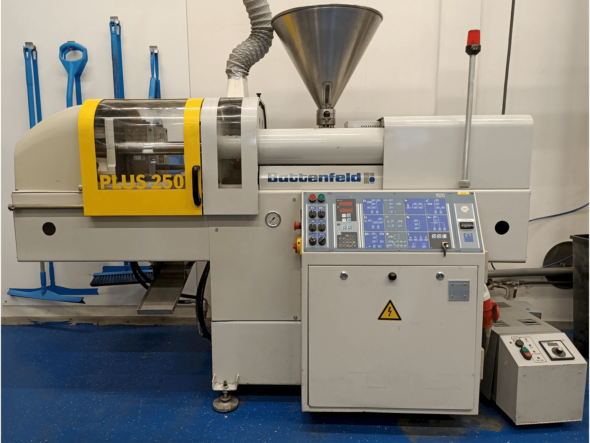 Koneen Battenfeld PLUS 250/50 etunäkymä