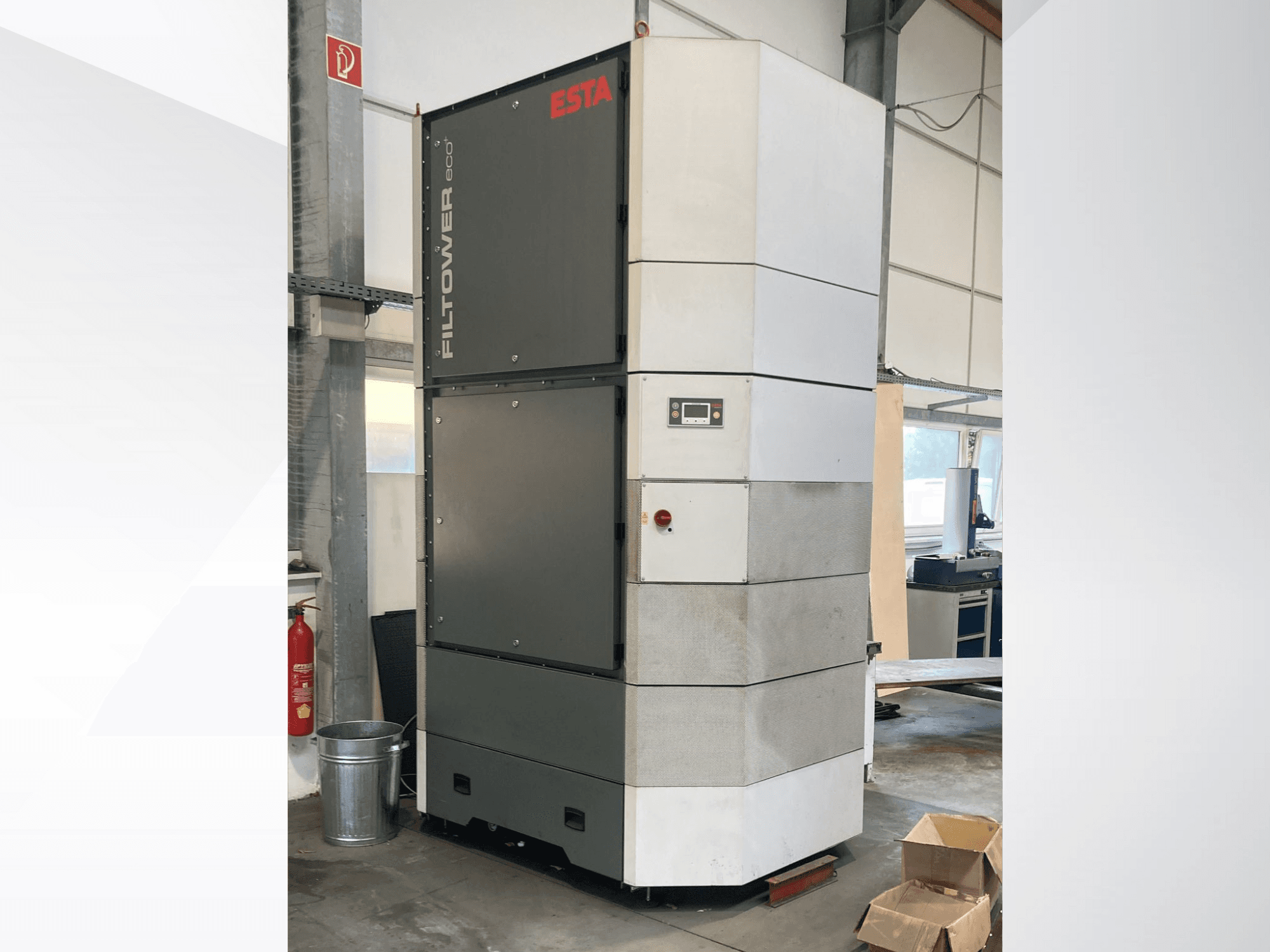 ESTA Filtower eco, harmaa ja valkoinen, etukuva, jossa on ohjauspaneeli ja tuuletusaukot. Soveltuu teollisuuden ilmansuodatukseen.