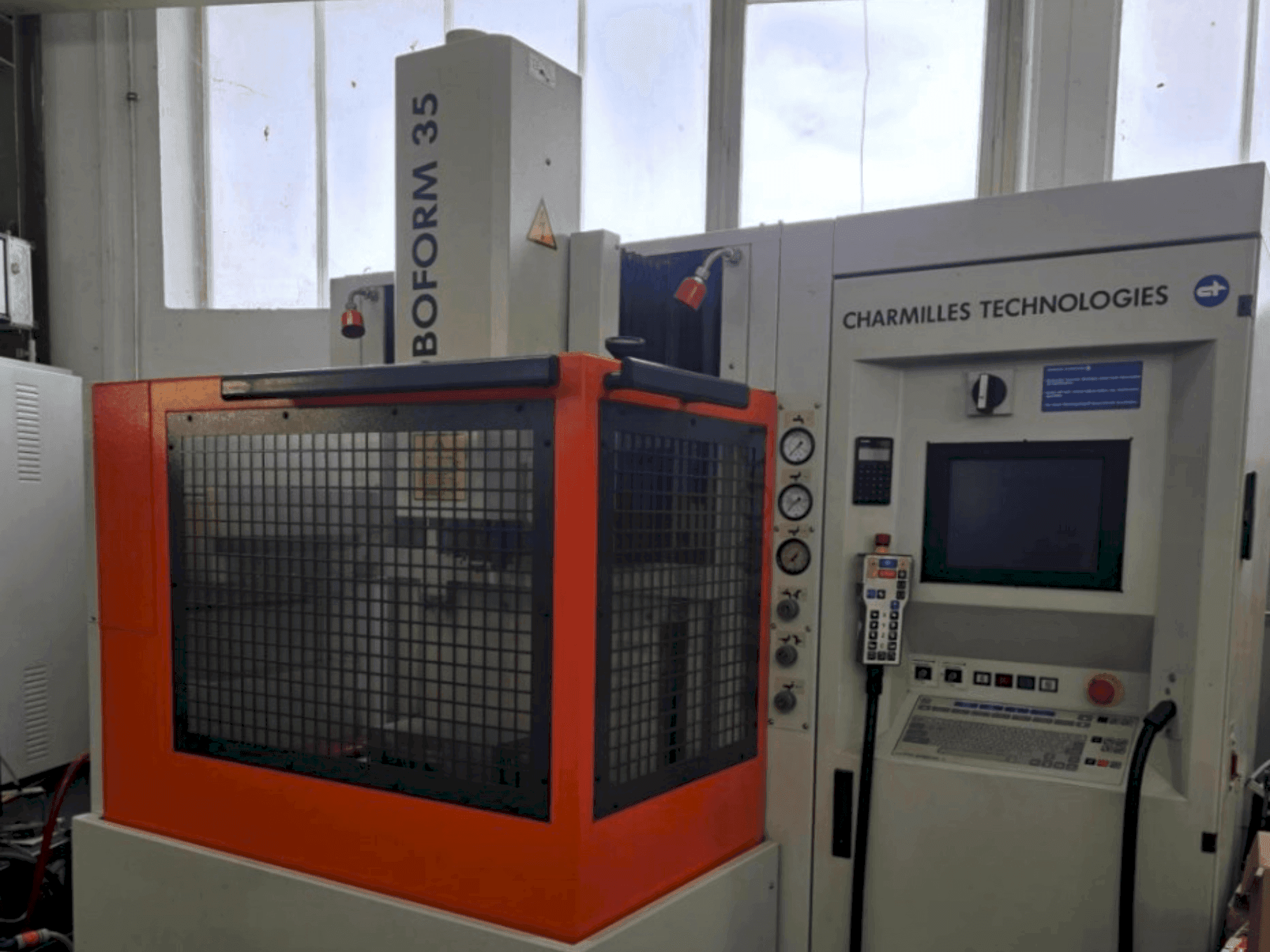 Koneen CHARMILLES Roboform 35 etunäkymä