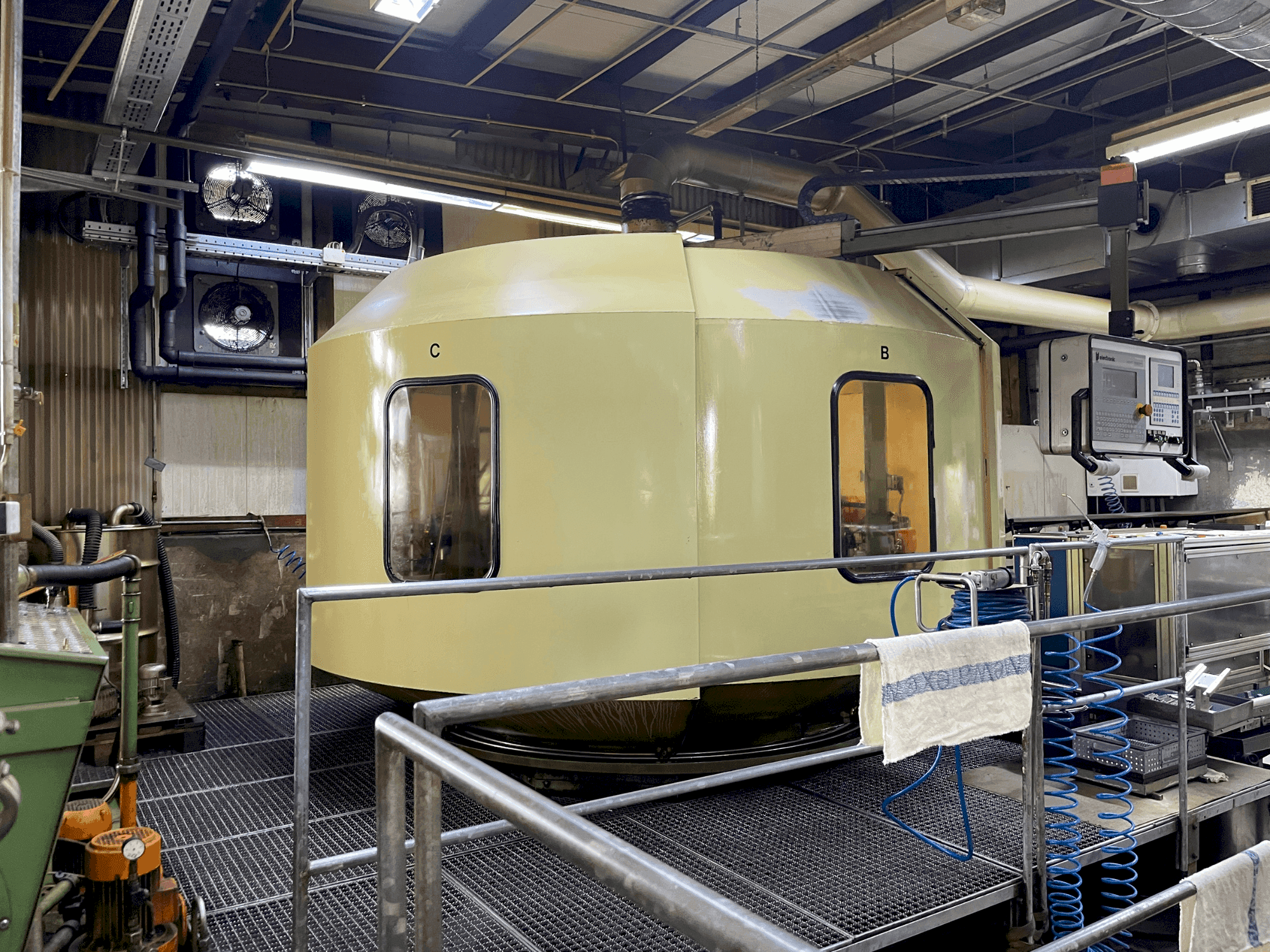 Koneen HUG RISMAT 157 G-16 F48 etunäkymä