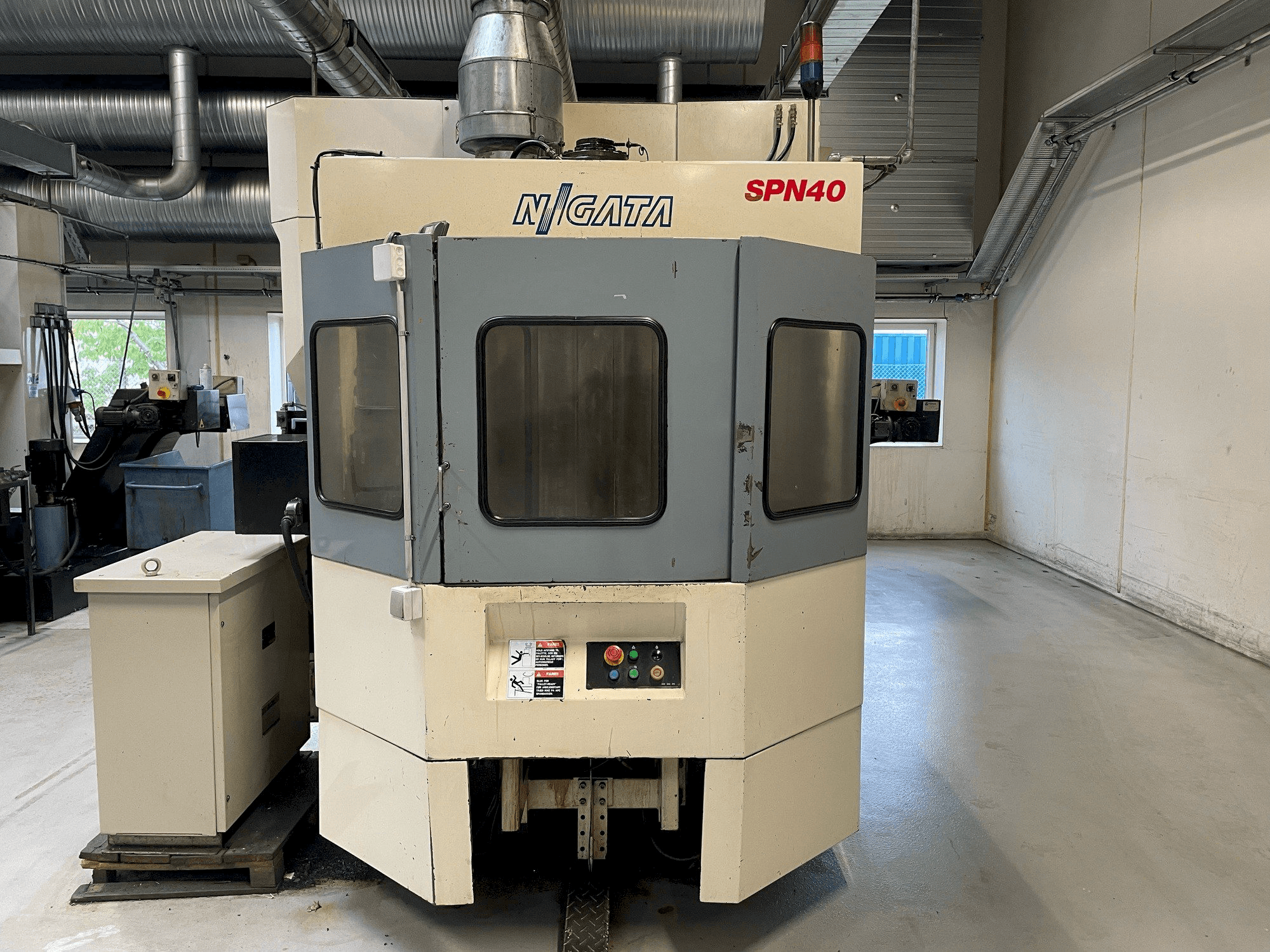 Koneen Niigata SPN 40 etunäkymä