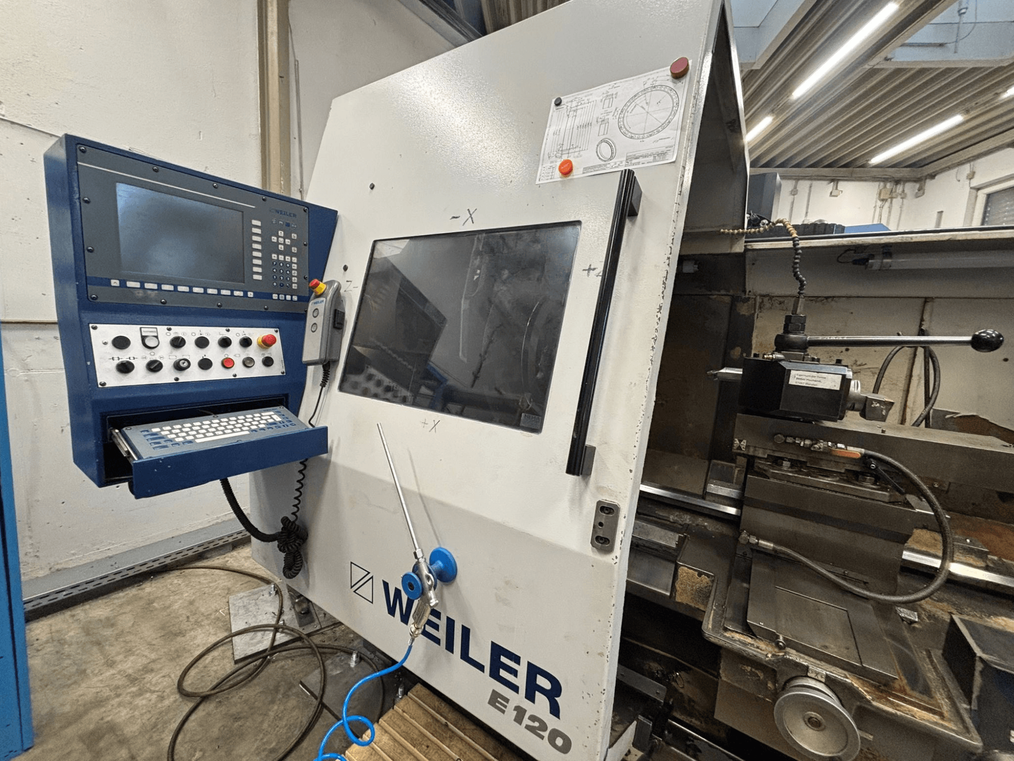 Weiler E-120 CNC-koneen ohjauspaneeli ja käyttöliittymä, etukuva, jossa näkyvät painikkeet, näyttö ja käyttöosat.