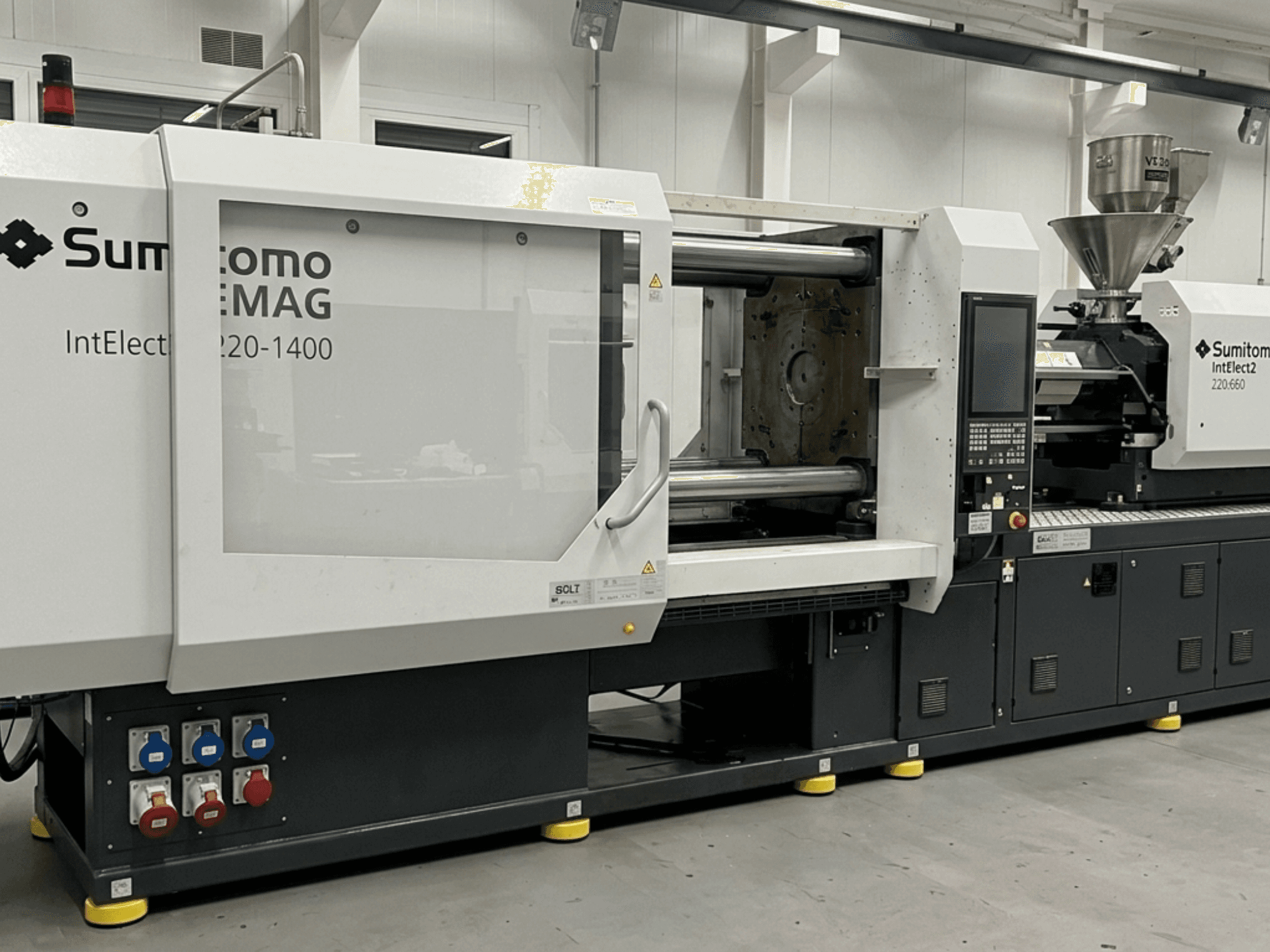 Sähköinen ruiskuvalukone SUMITOMO SHI DEMAG IntElect2 S 220/660-1400, etukuva, jossa yksityiskohtainen ohjauspaneeli ja suppilo.