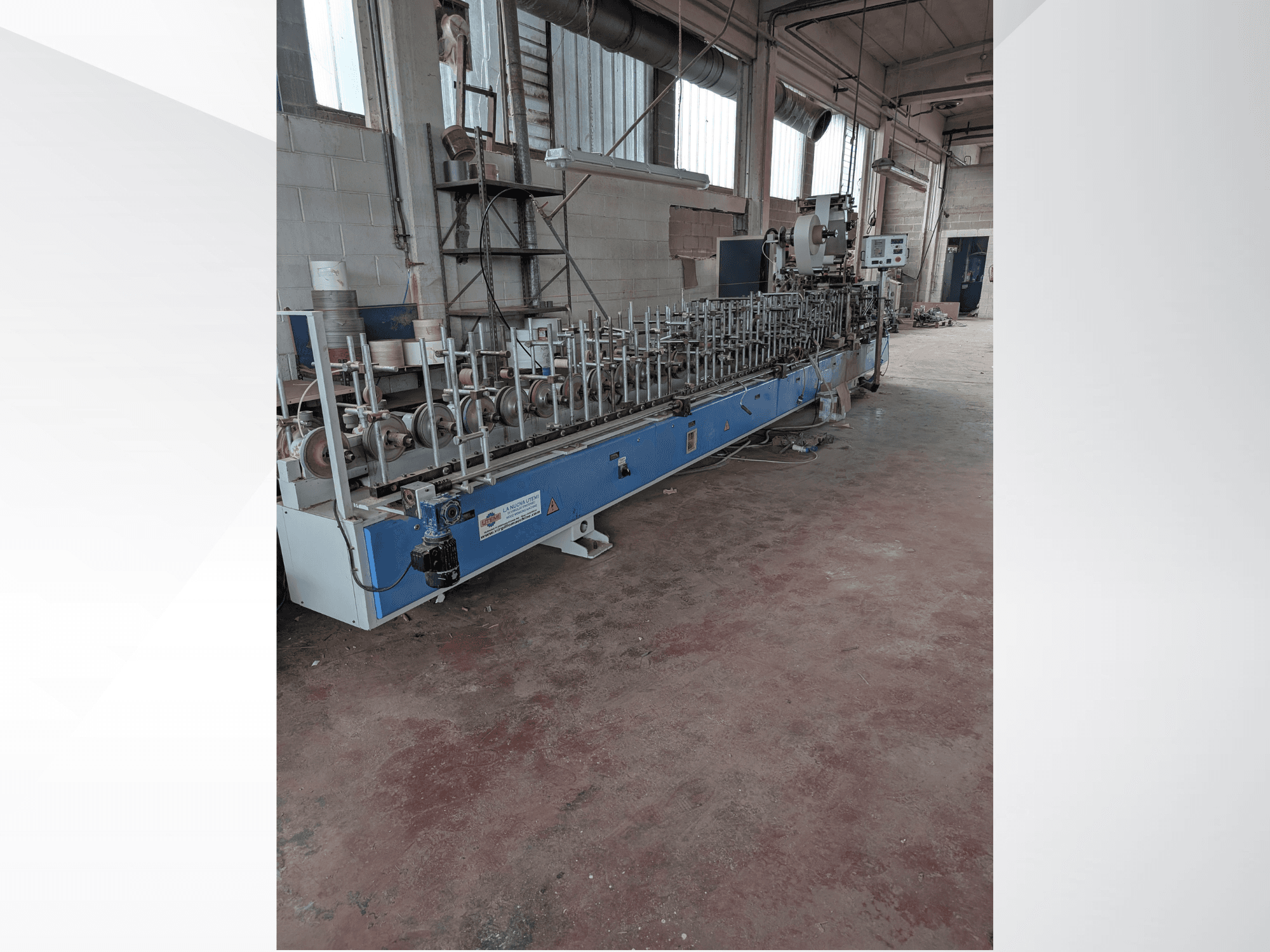 Etunäkymä PUR-33-L-puukoneesta, jossa on useita karoja ja tyylikäs sininen muotoilu teollisessa ympäristössä.