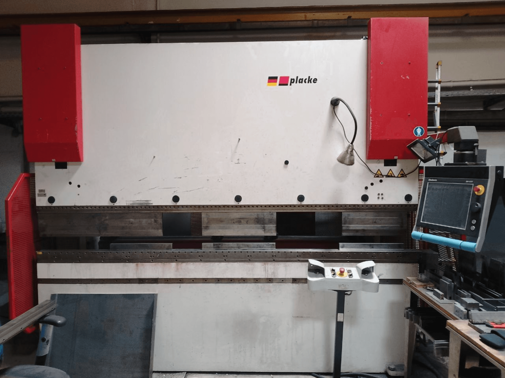 PLACKE QPB-4 150/3100 -taivutuskone, etunäkymä, jossa näkyvät ohjauspaneeli, punaiset varret ja metallin taivutusalue.