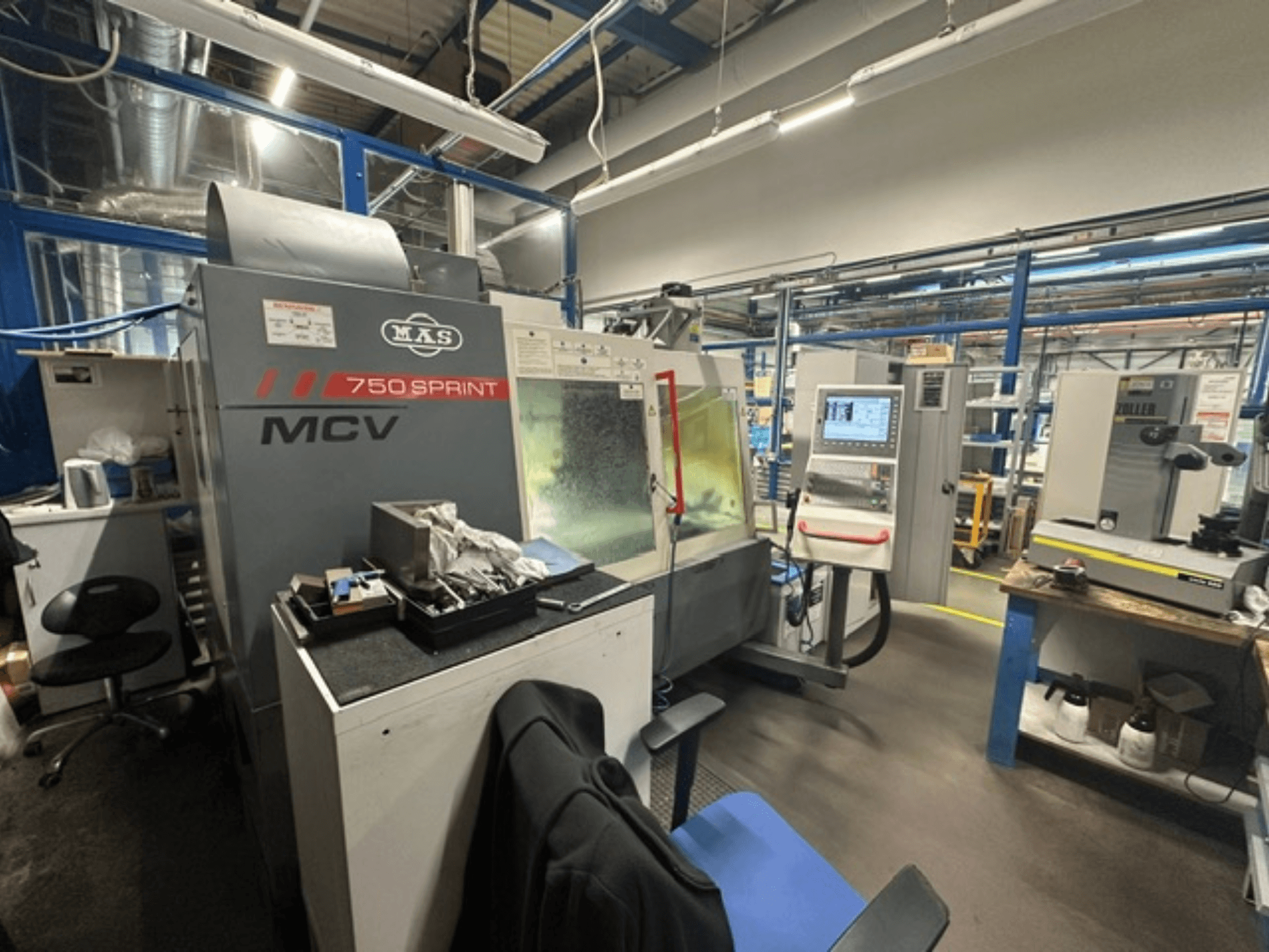 KOVOSVIT MAS MCV 750 Sprint -pystykoneistuskeskus työpajassa; kuvassa näkyy ohjauspaneeli ja työtila sivulta katsottuna.