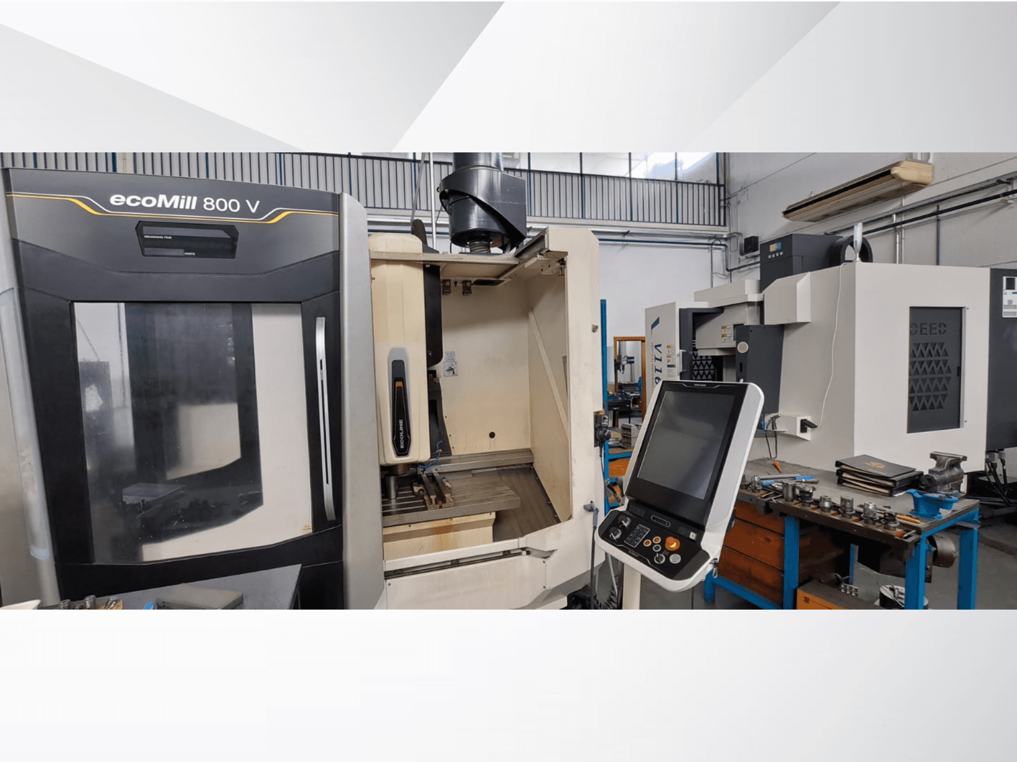 Etukuva DMG ecoMill 800V -pystytyöstökeskuksesta, jossa on ohjauspaneeli ja avoin työstöalue.