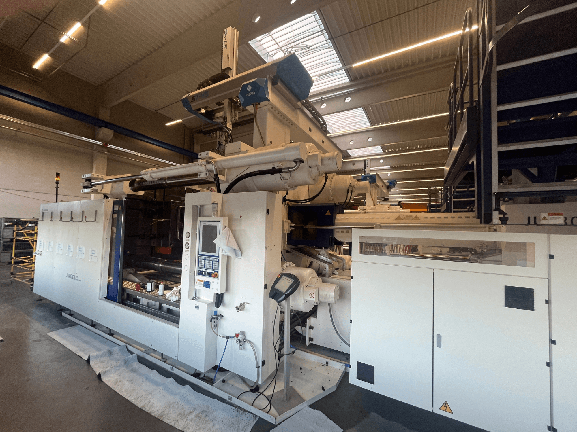 Autefa-tekstiilikoneen etukuva, jossa on ohjauspaneeli, komponentit ja teollisuusympäristö.