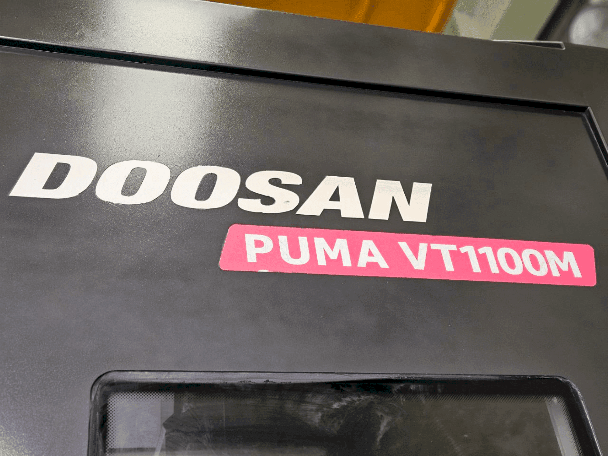 Koneen DOOSAN VT1100M etunäkymä