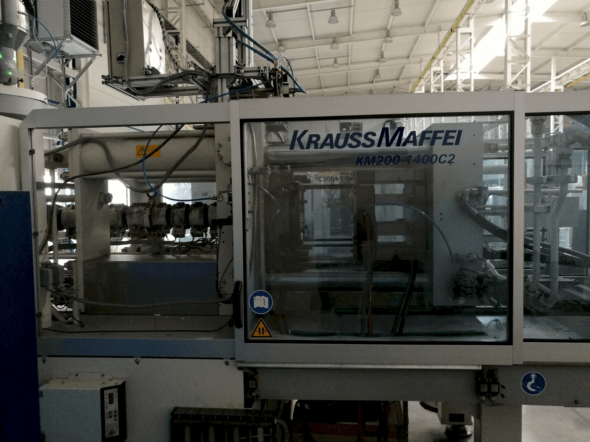 Koneen Krauss Maffei 200-1400 C2 etunäkymä