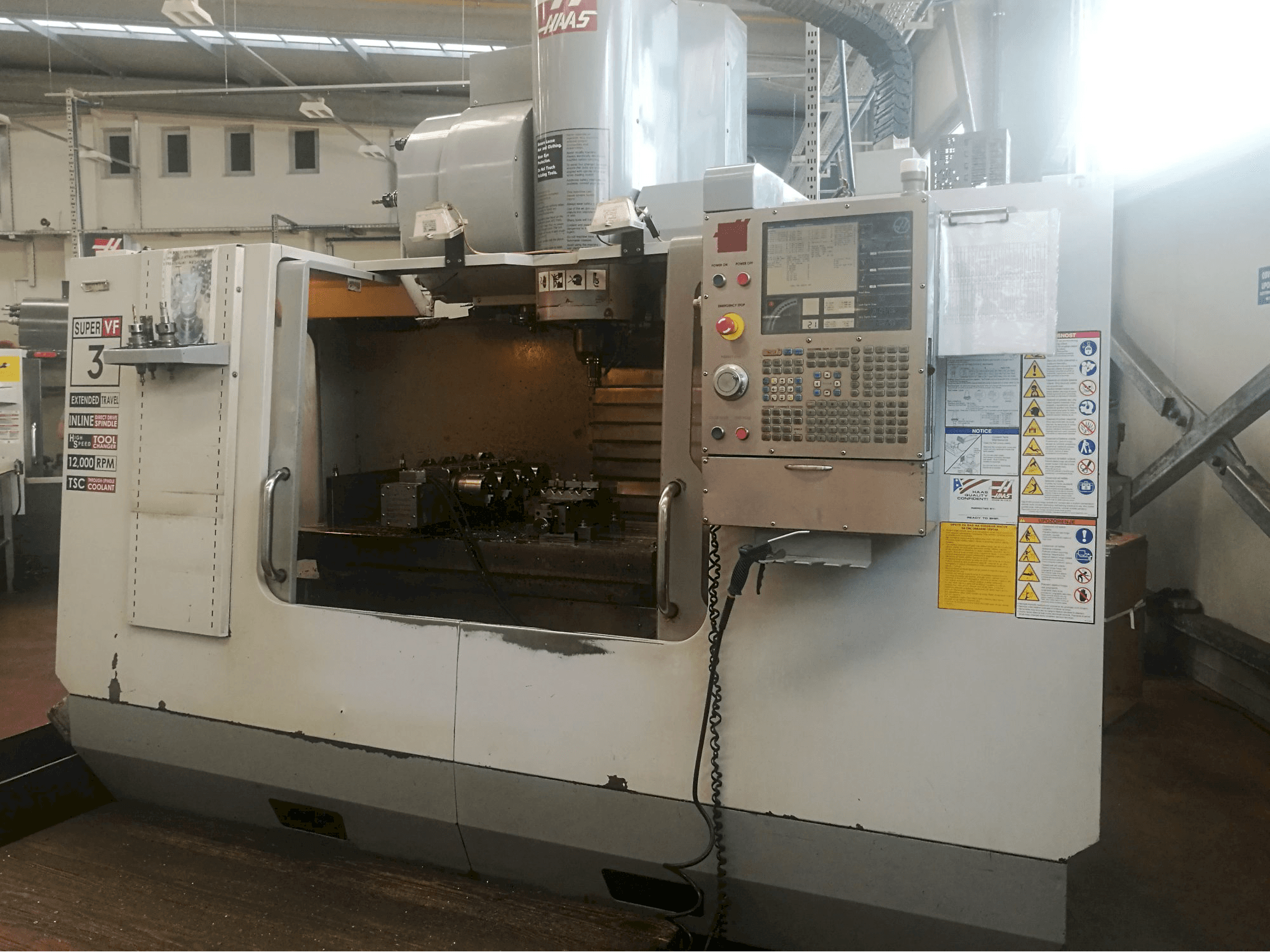 Koneen HAAS etunäkymä VF-3SSYTHE