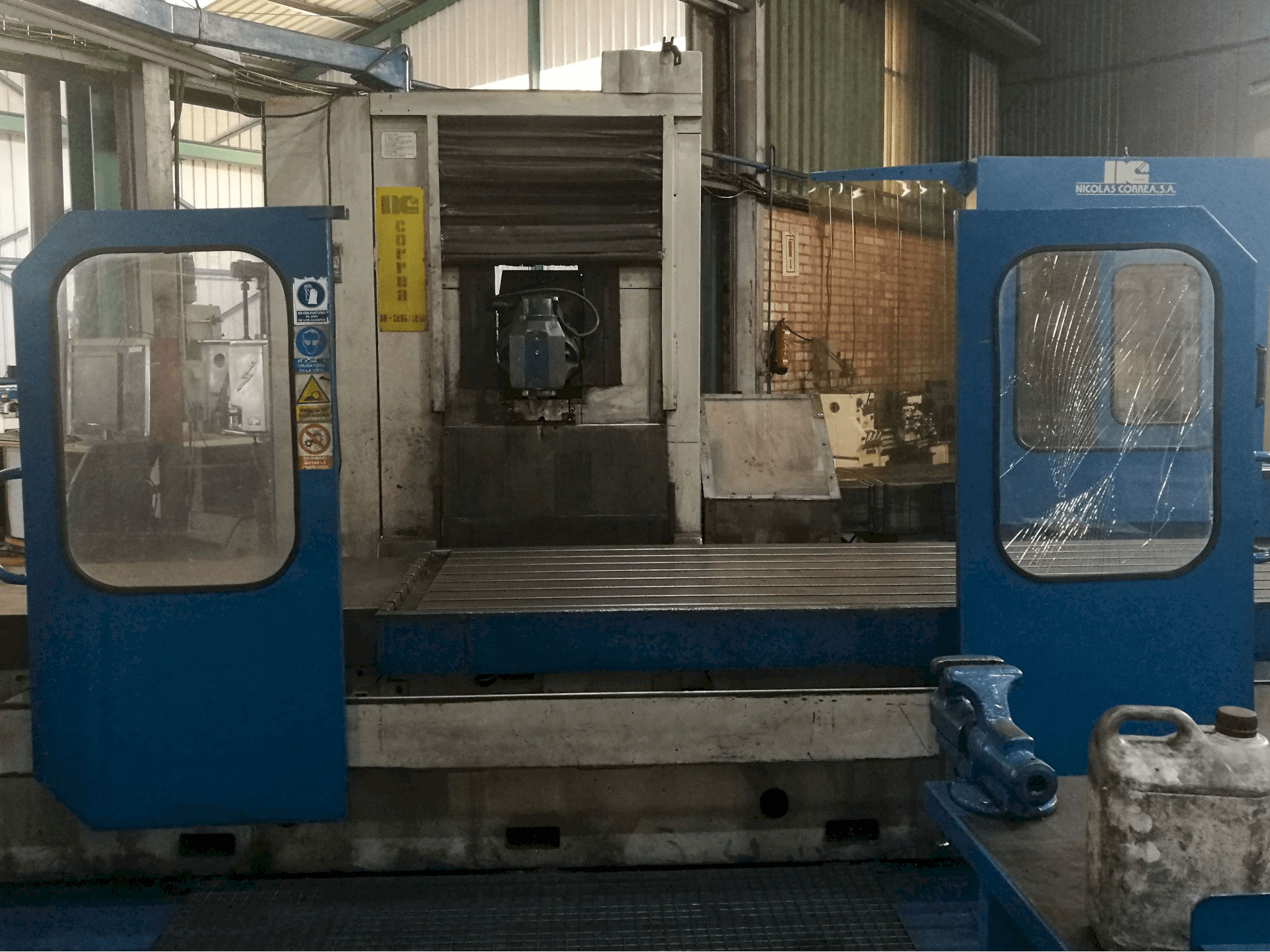 Koneen Correa etunäkymä A25-25