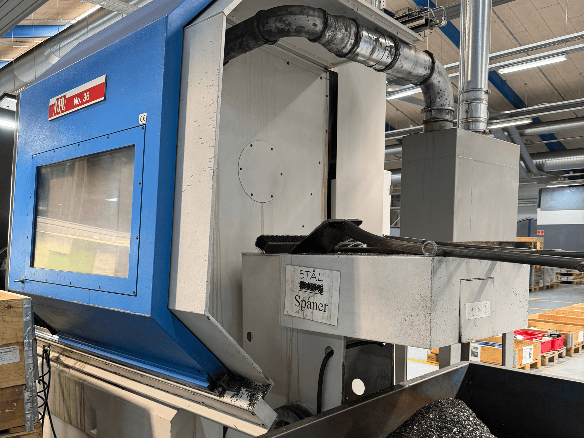 Vaakasuora sorvauskone, BOEHRINGER VDF 400 CM, sivukuva, jossa näkyy ohjauspaneeli ja materiaalin keräilyalue.