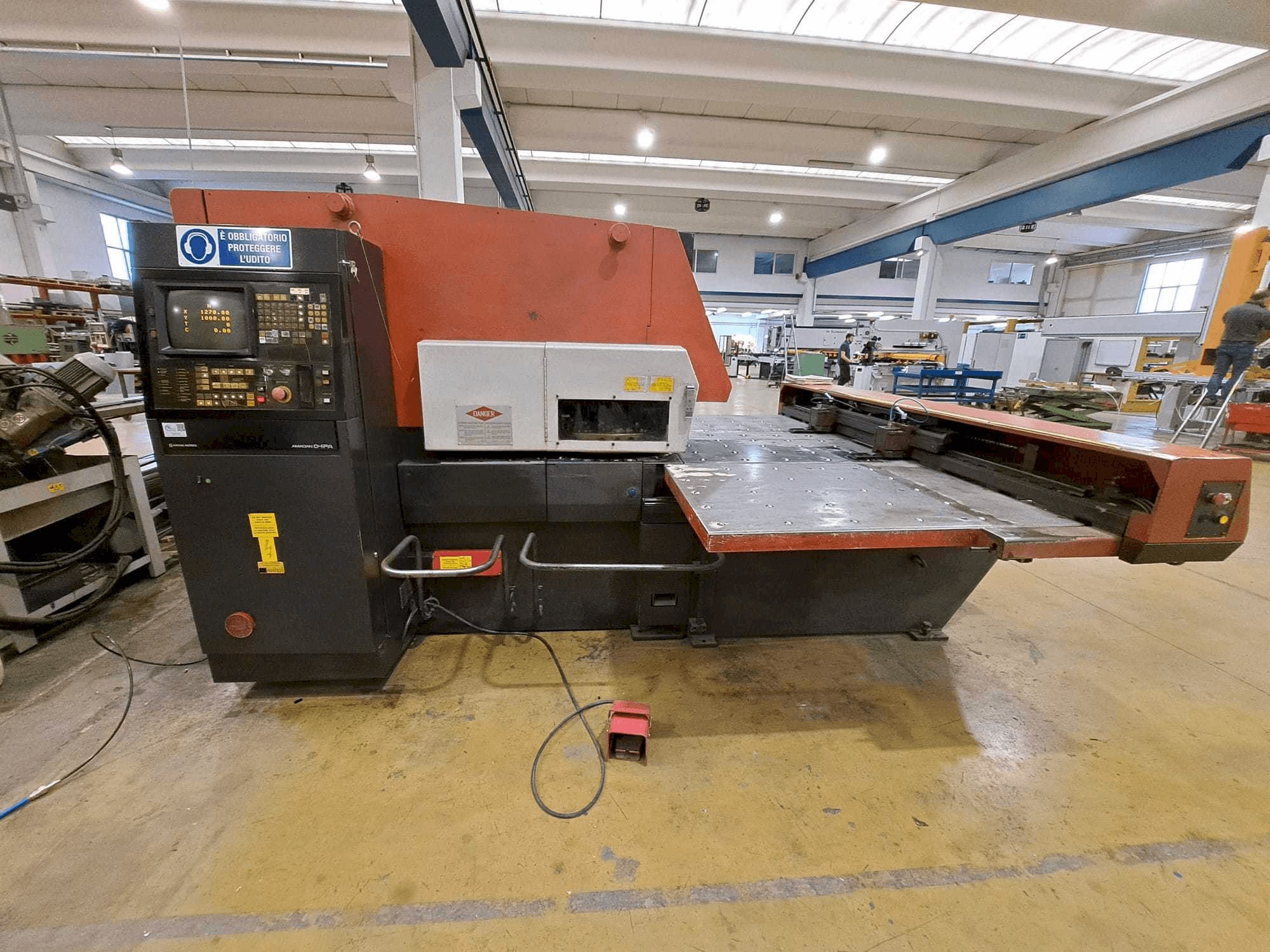 Koneen AMADA ARIES 245 etunäkymä