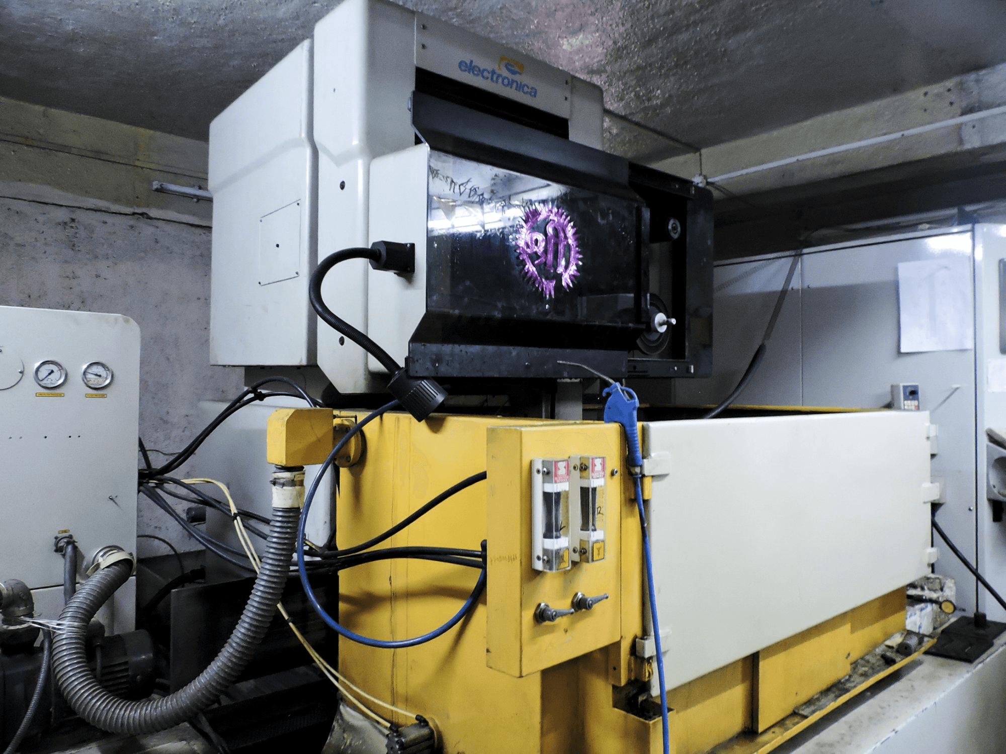 Koneen Electronica vasen näkymä Ultracut S2