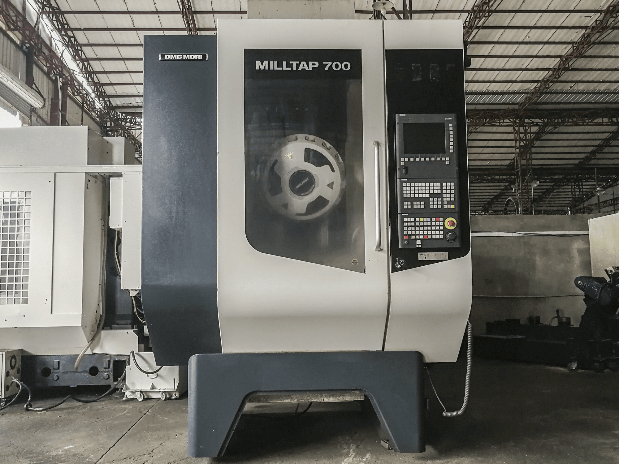 Koneen DMG MORI etunäkymäMillTap 700