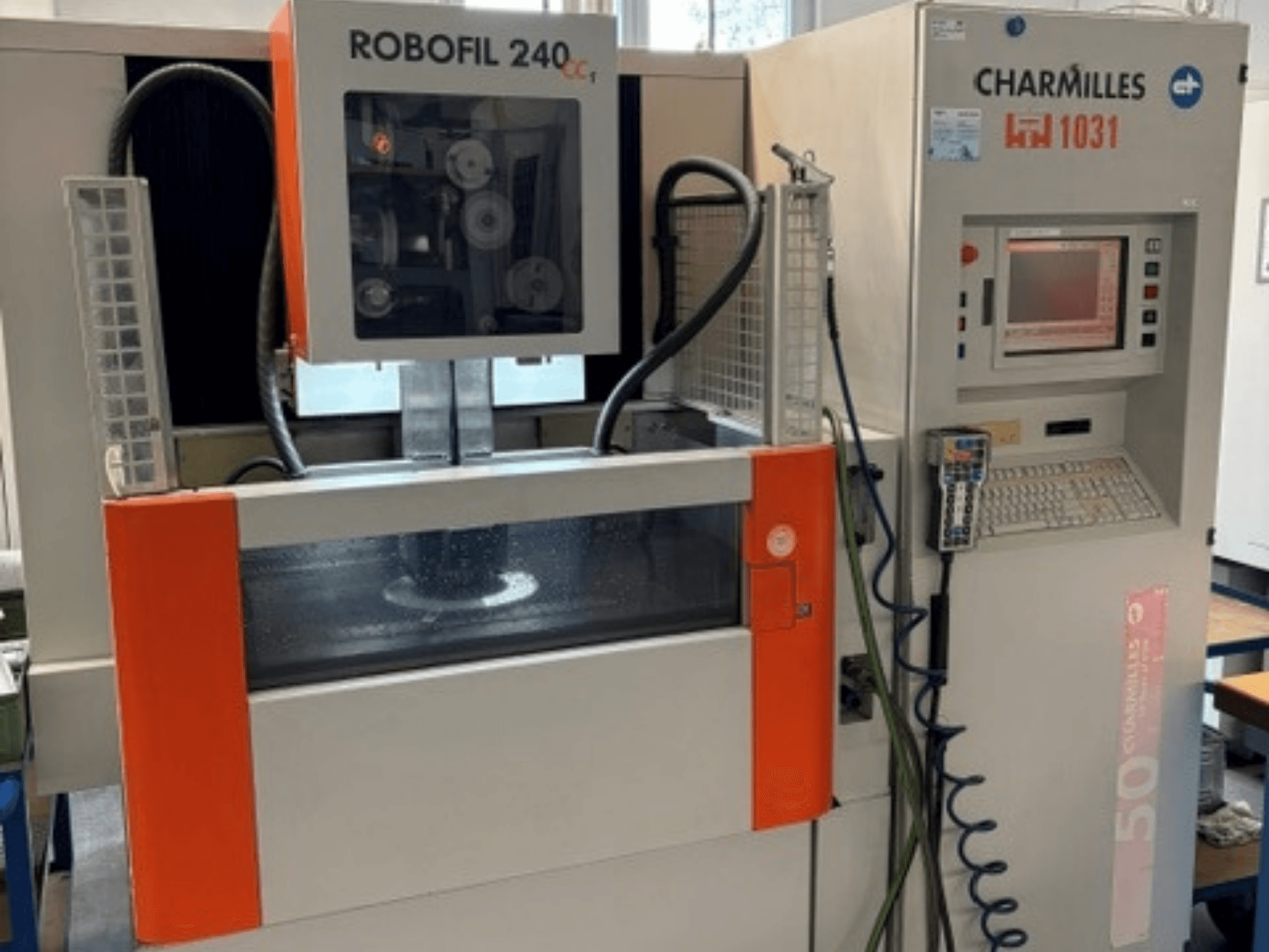 Charmilles Robofil 240 CC -lankasähköeroosiokone, etunäkymä, jossa näkyvät ohjauspaneeli ja vesisäiliöalue.