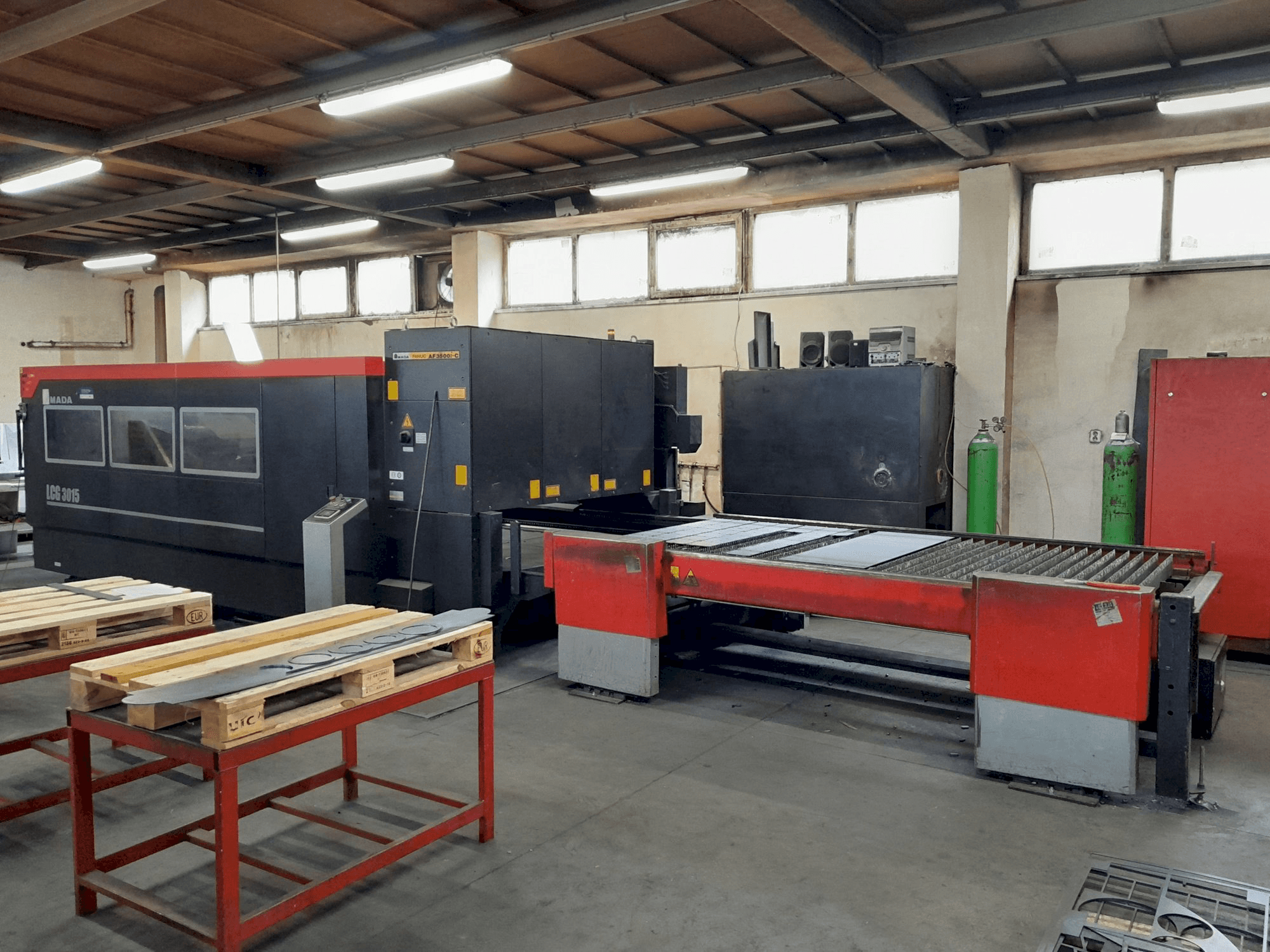 Koneen AMADA LCG 3015 etunäkymä