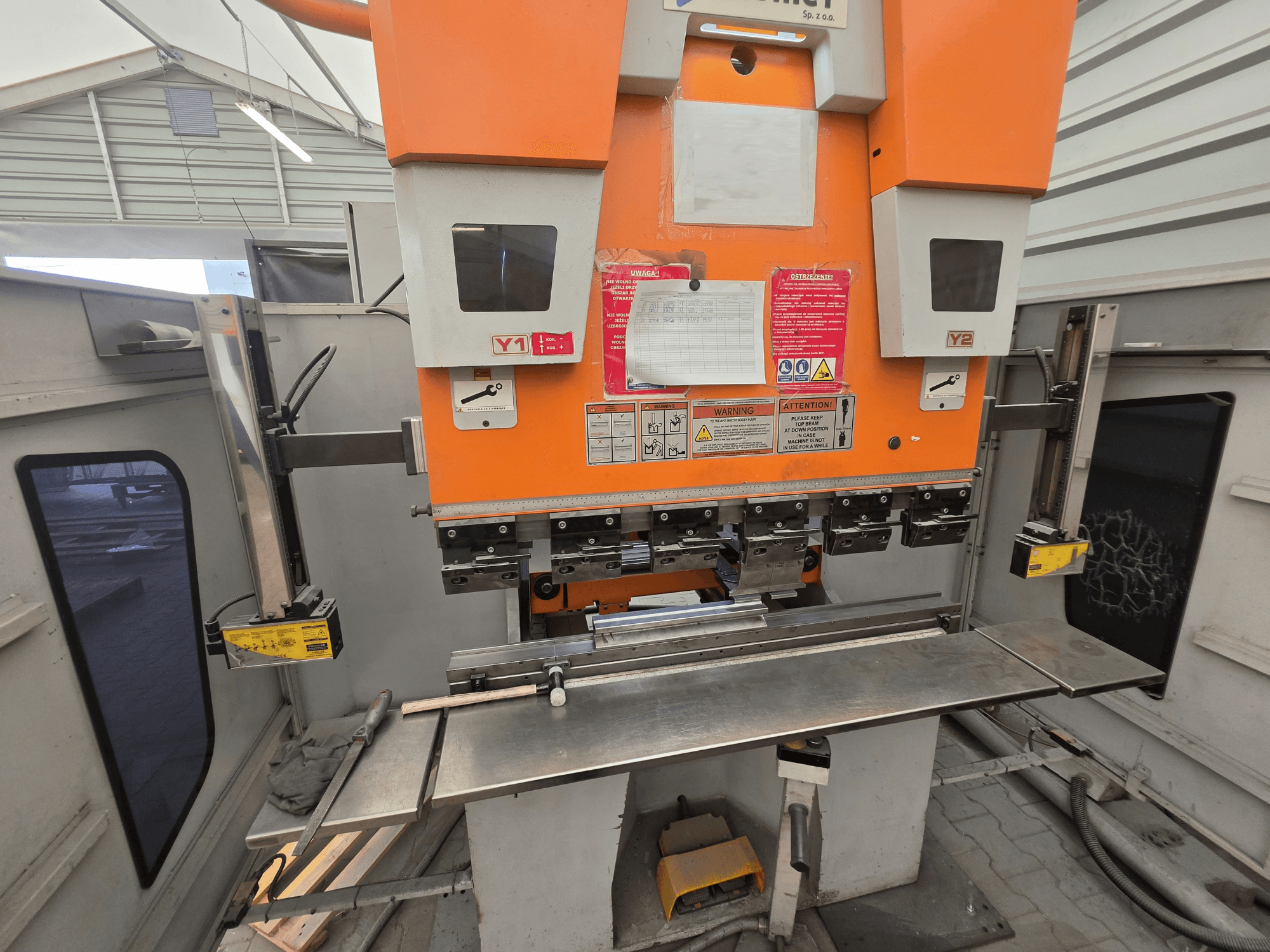 ERMAKSAN Speed-Bend Pro 1270x60 -taivutuskone, etunäkymä, jossa näkyvät hydrauliset hallintalaitteet, työpöytä ja turvaominaisuudet.